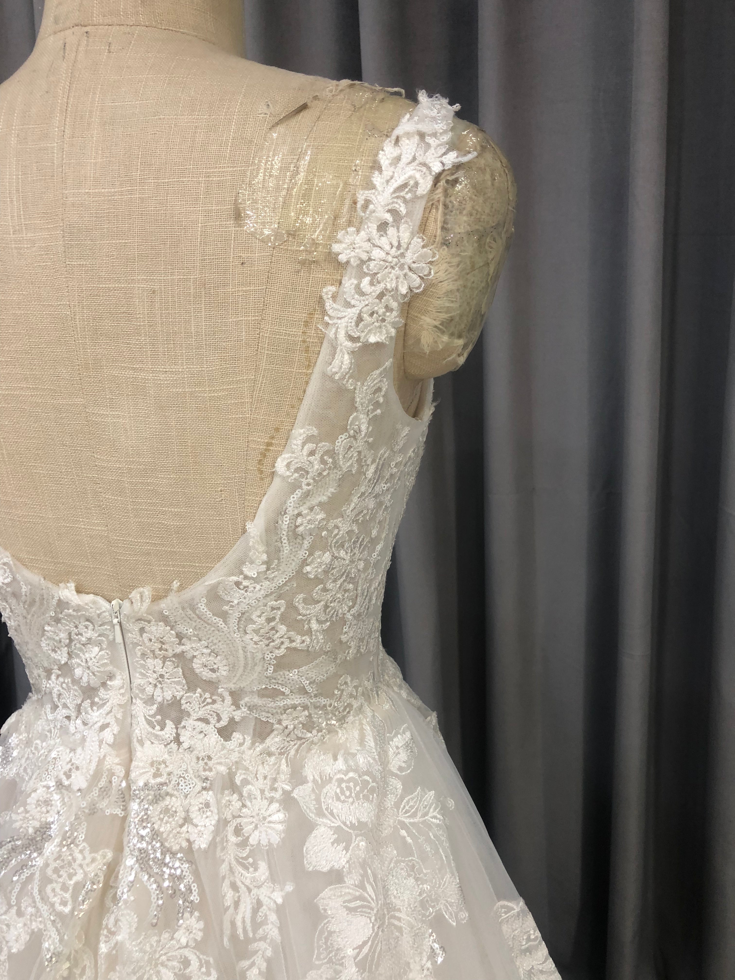 A-Line Scoop Lace Sequins Appliqued Tulle Wedding Dress