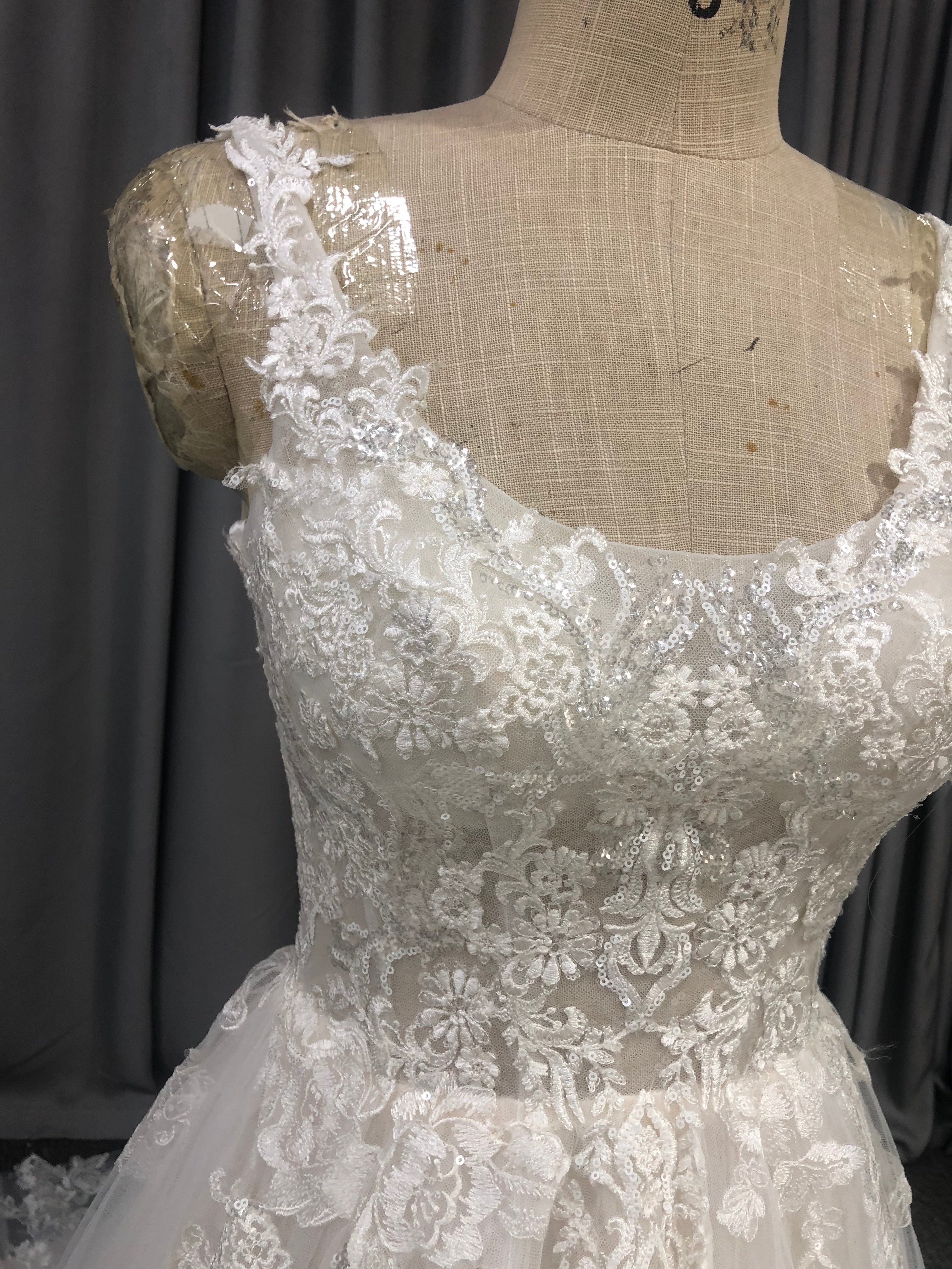 A-Line Scoop Lace Sequins Appliqued Tulle Wedding Dress
