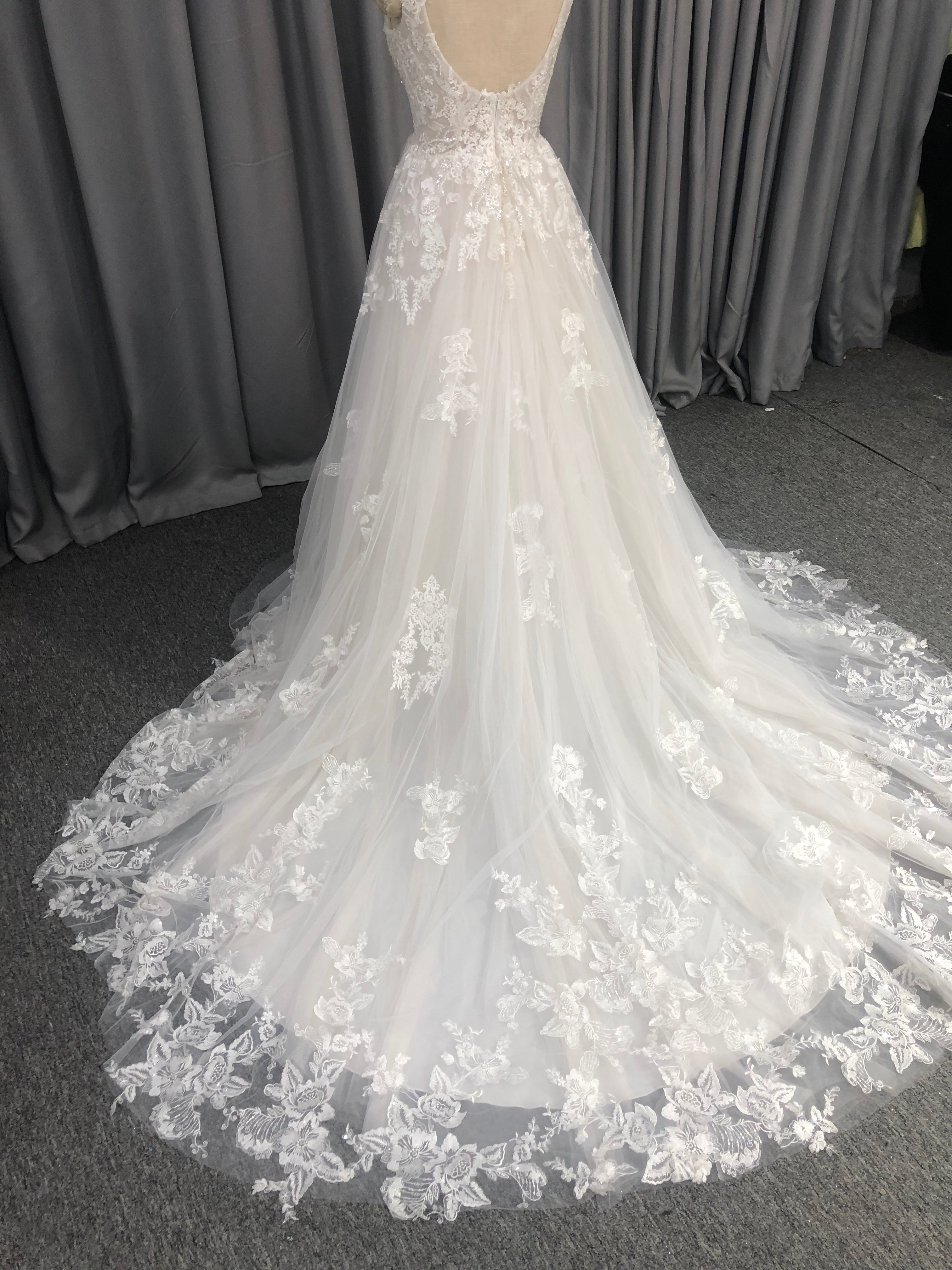 A-Line Scoop Lace Sequins Appliqued Tulle Wedding Dress