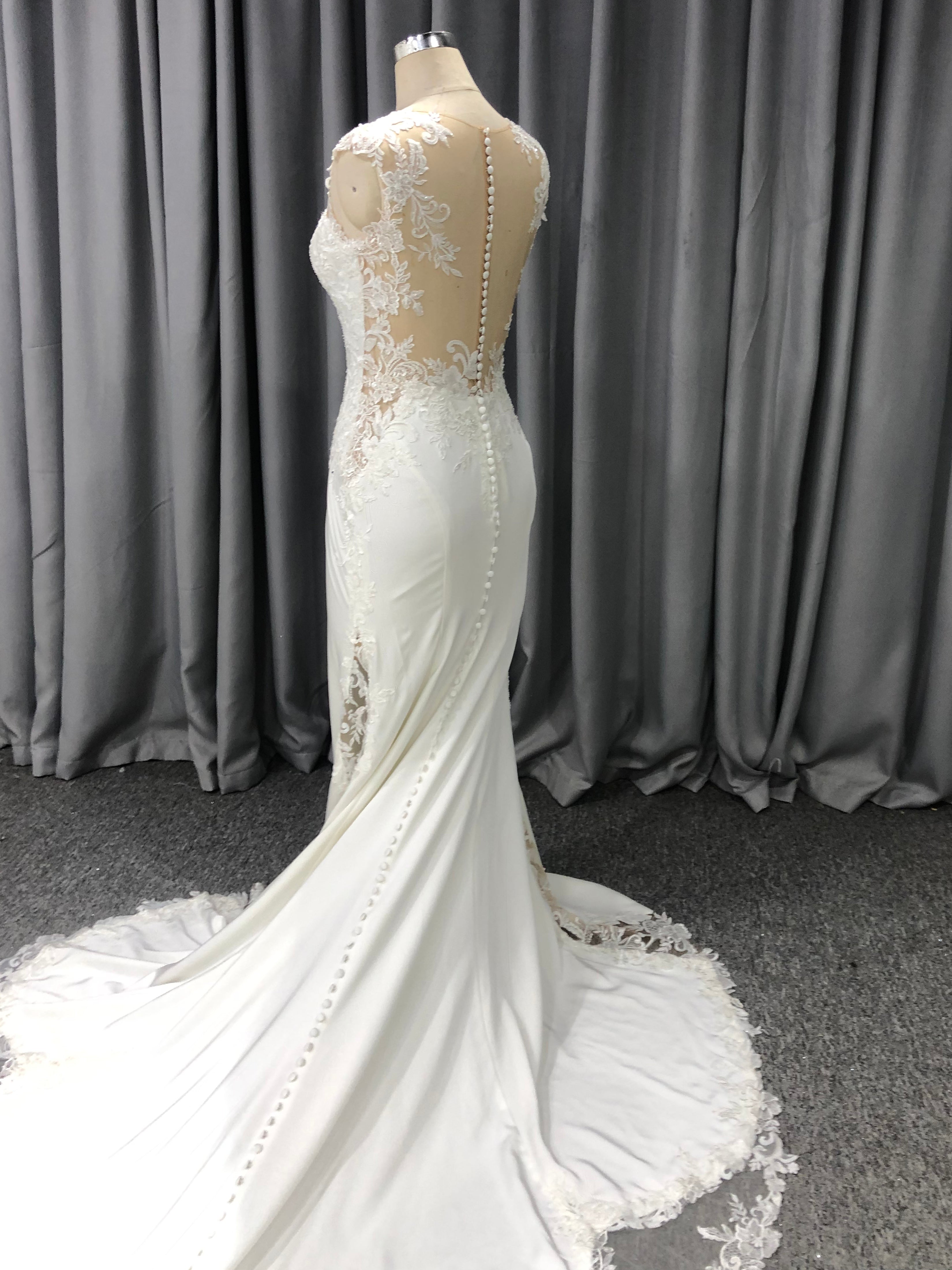 Round Neck Sleeveless Lace Appliques Mermaid Wedding Dress With Train C0006