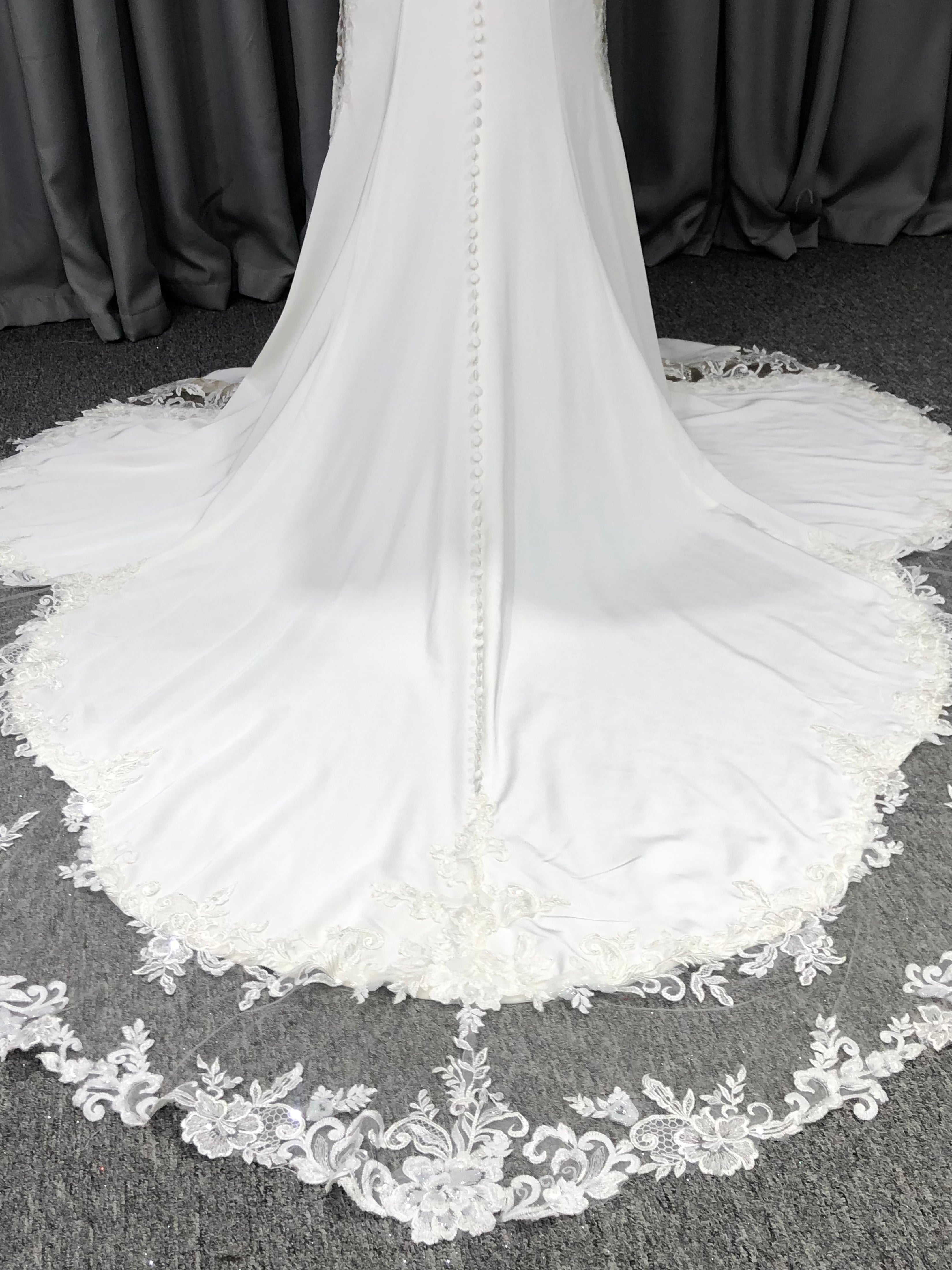 Round Neck Sleeveless Lace Appliques Mermaid Wedding Dress With Train C0006