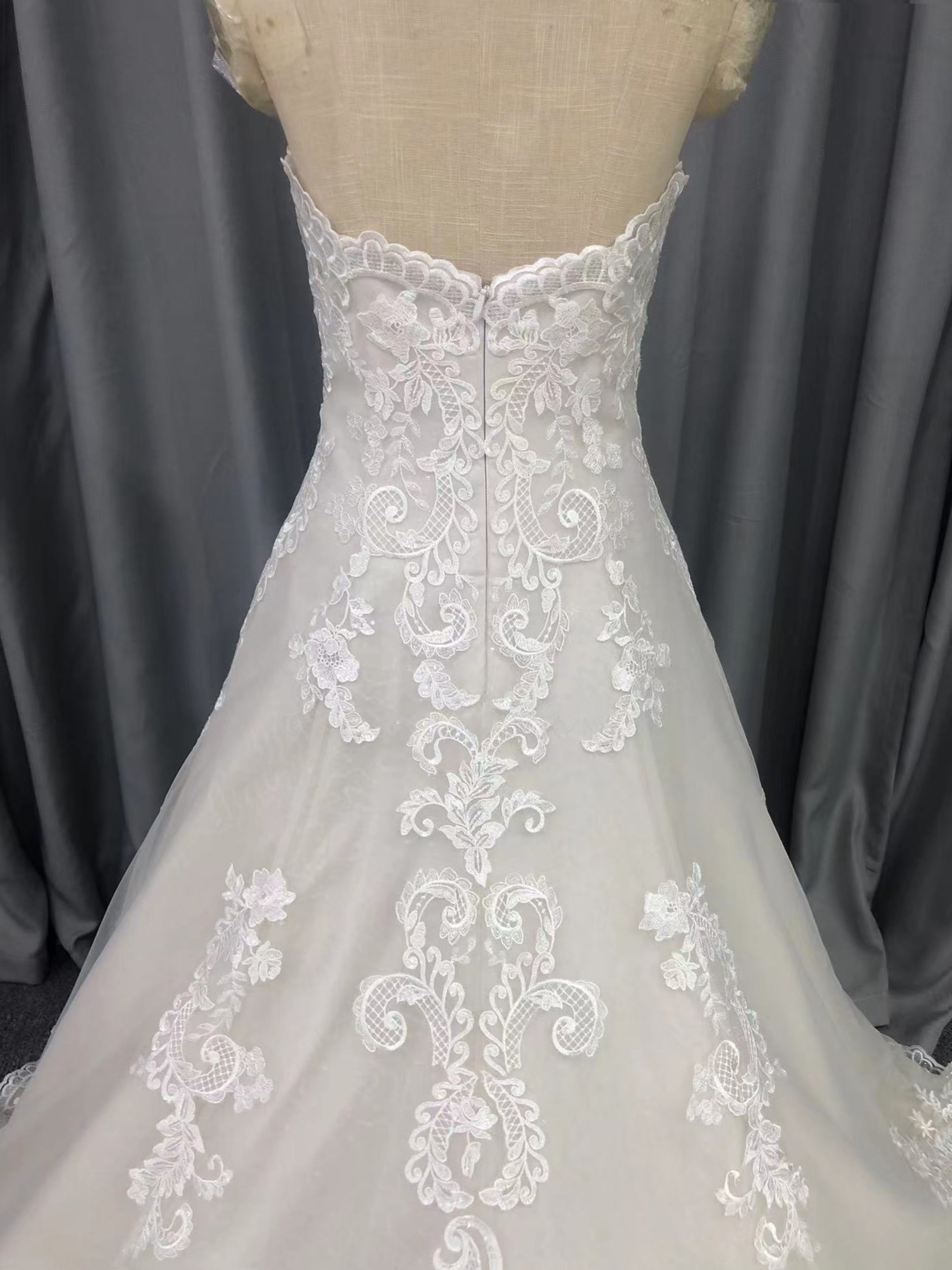 Sweetheart Neck Strapless Lace Appliques A-line Wedding Dress With Train C0009