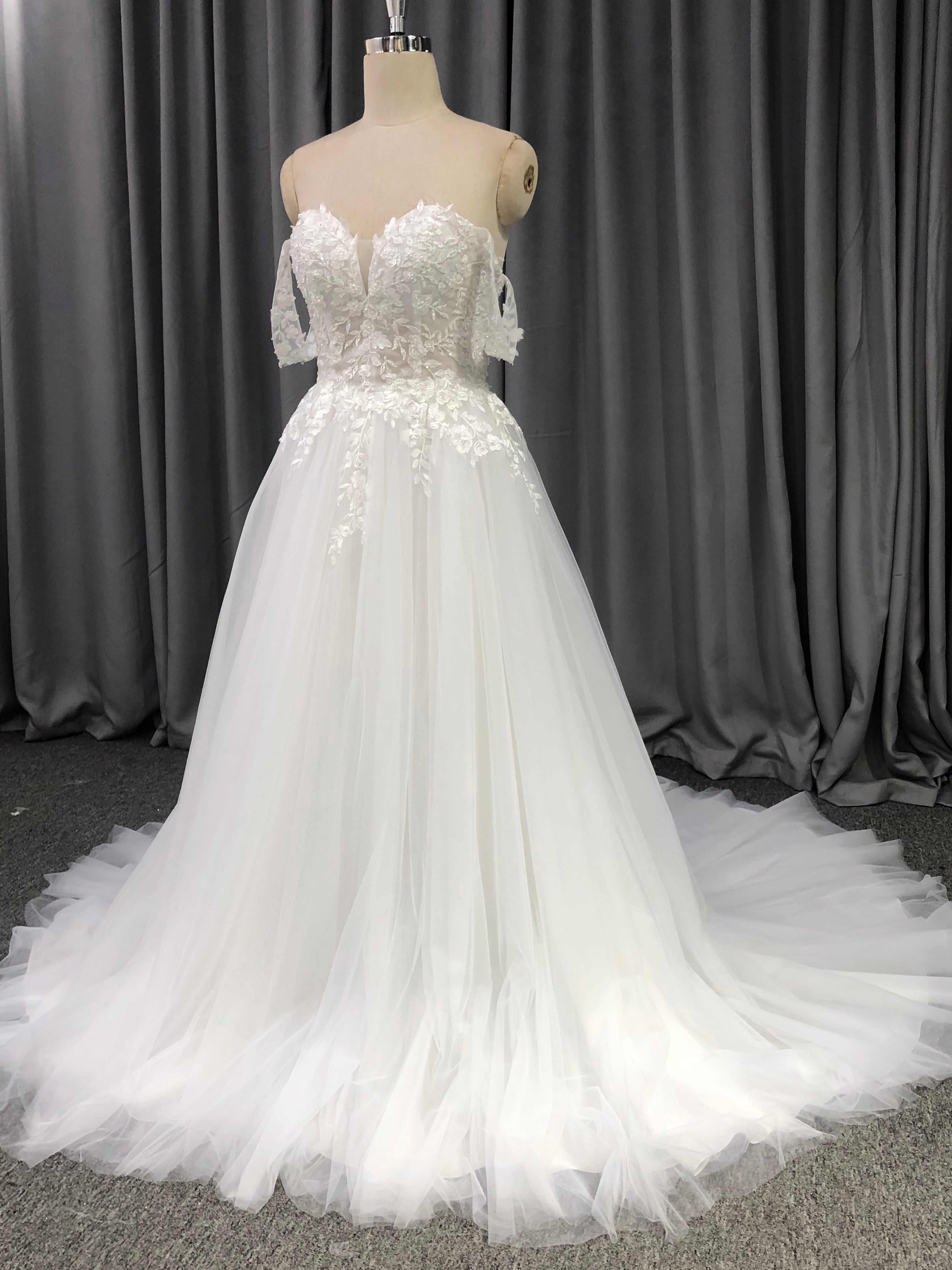 Sweetheart Neck Tulle With Lace Appliques Wedding Dress With Train C0012