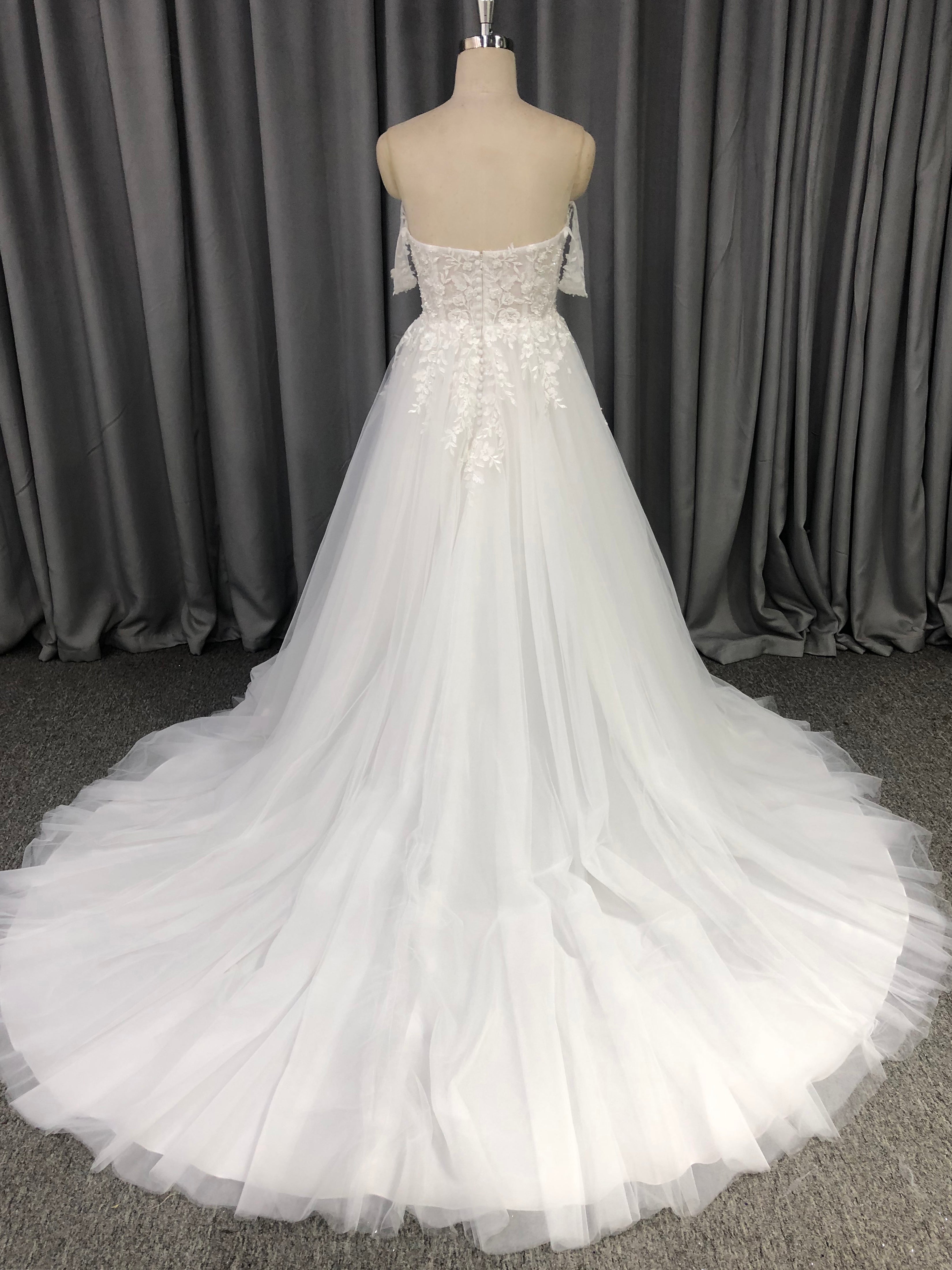 Sweetheart Neck Tulle With Lace Appliques Wedding Dress With Train C0012