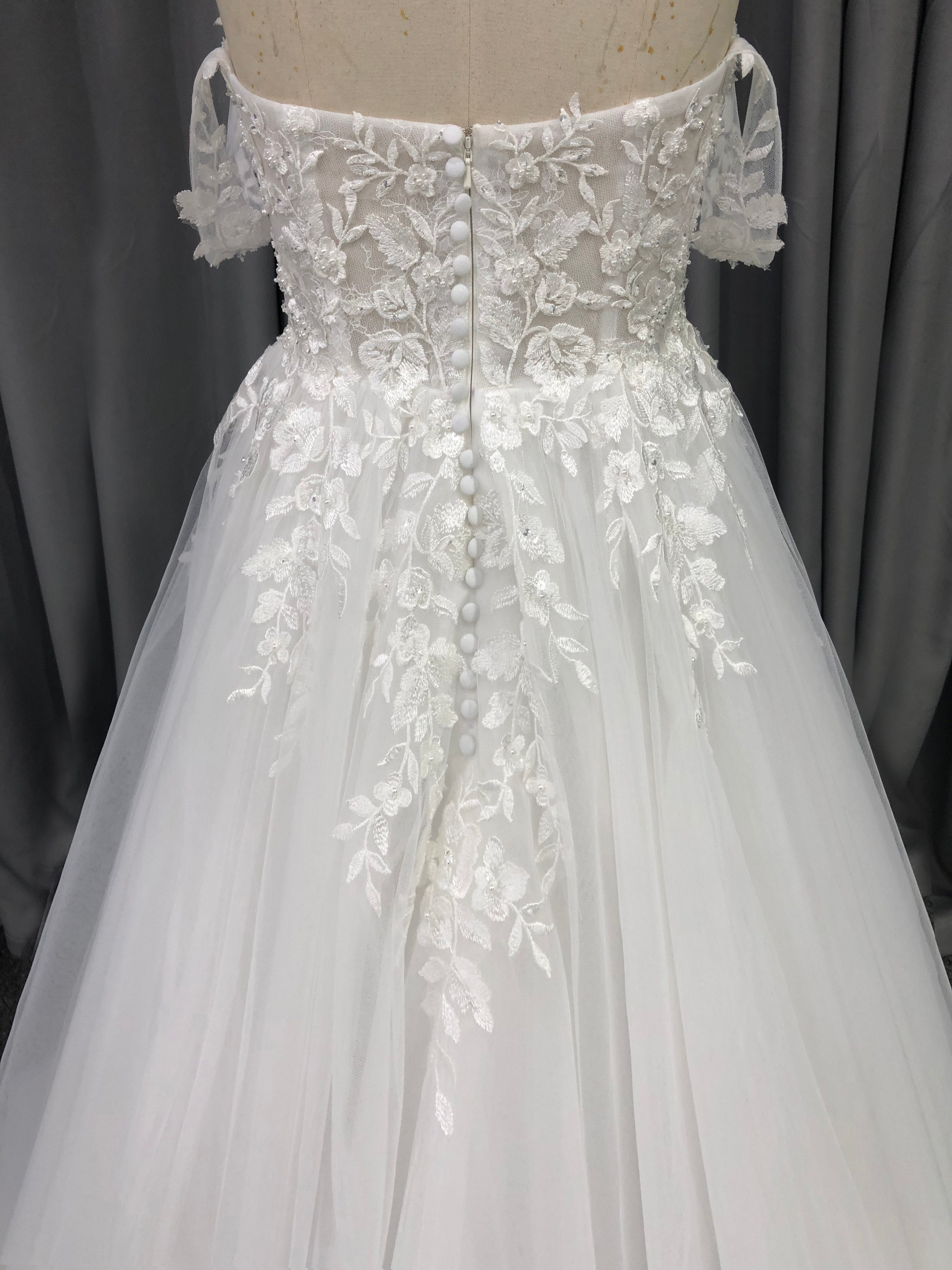 Sweetheart Neck Tulle With Lace Appliques Wedding Dress With Train C0012