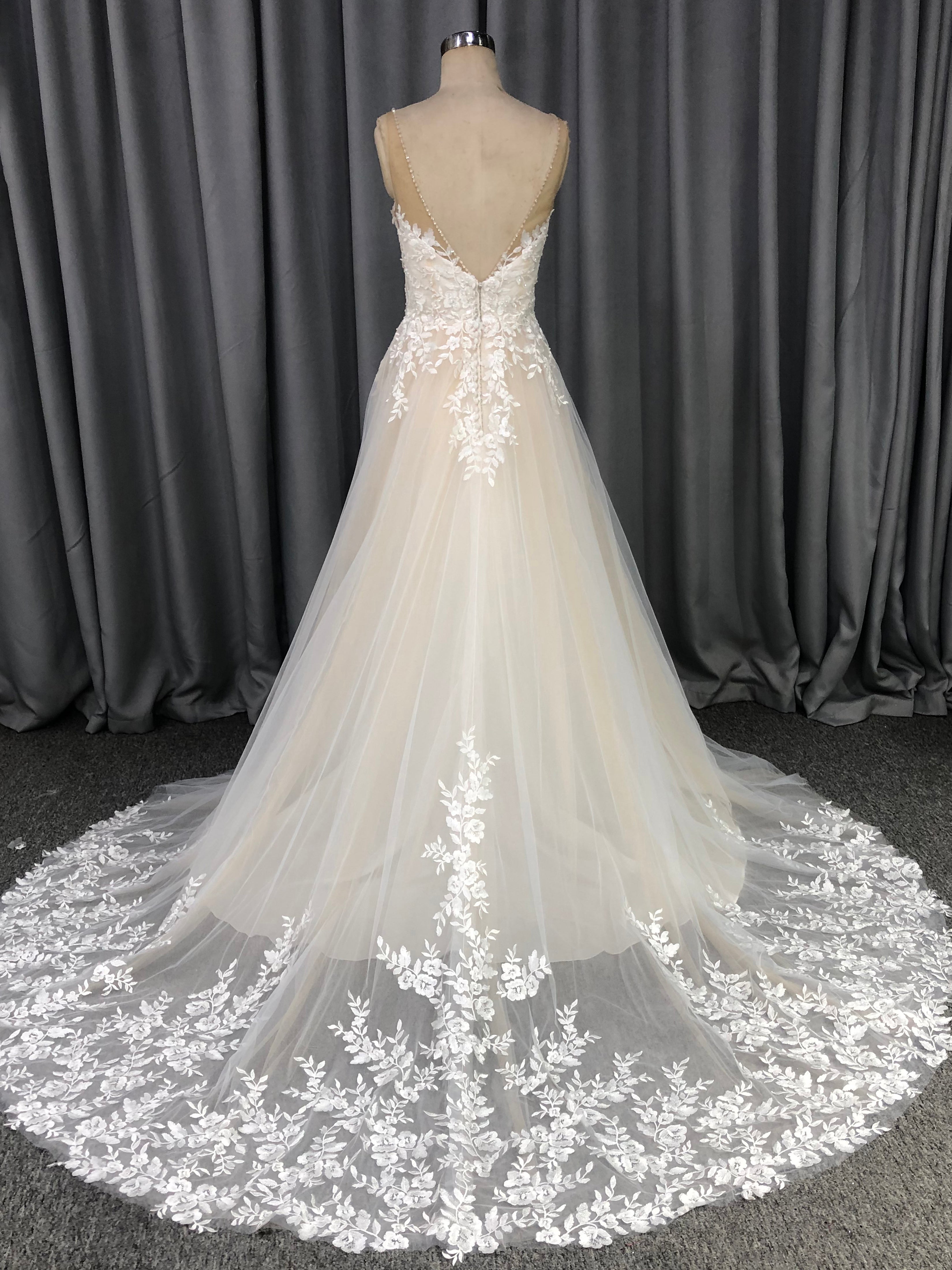 V Neck Tulle With Lace Appliques A-line Wedding Dress With Train C0013