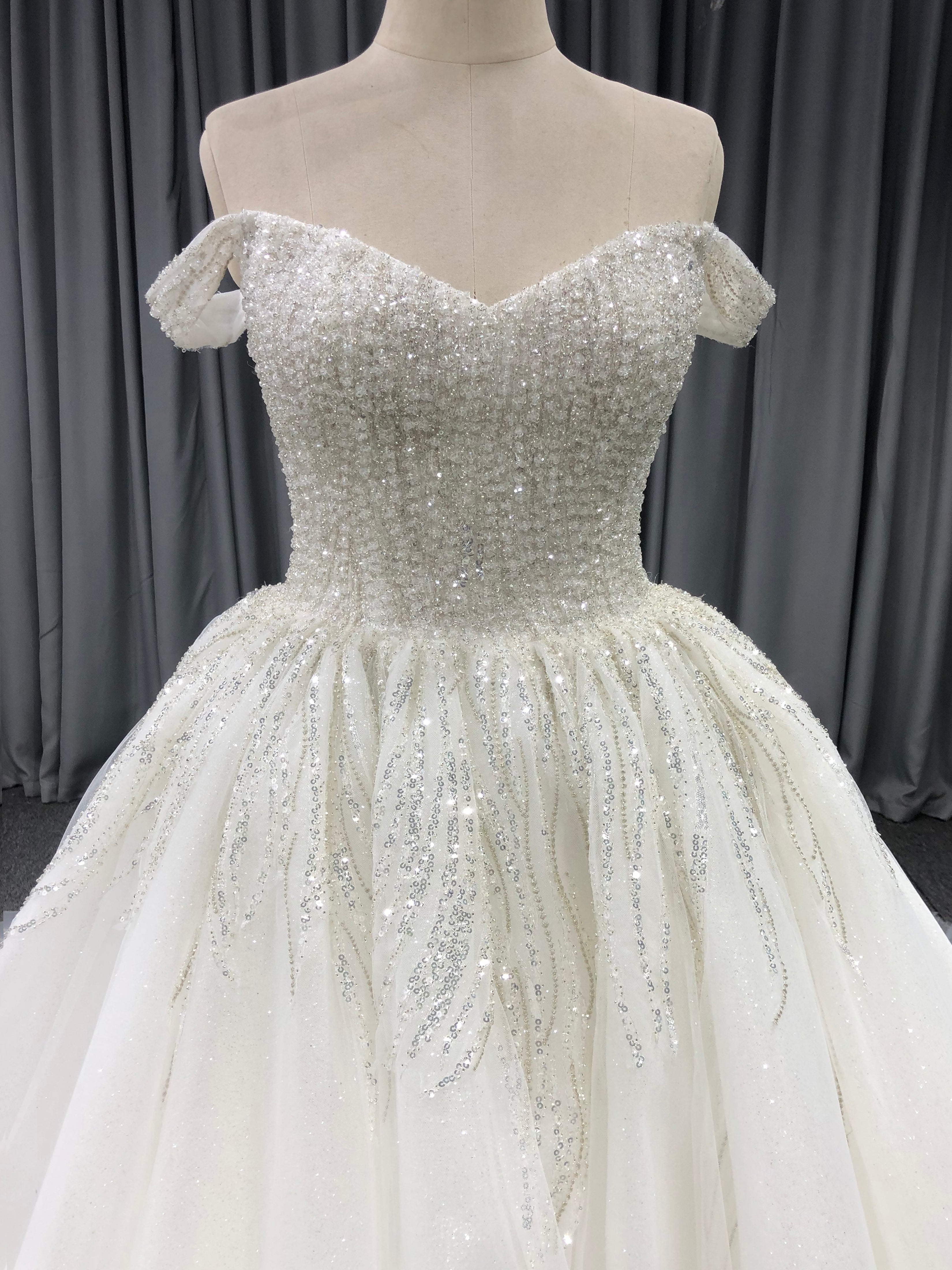 Sweetheart Neck Off The Should Tulle With Lace Appliques A-line Wedding Dress With Train C0016
