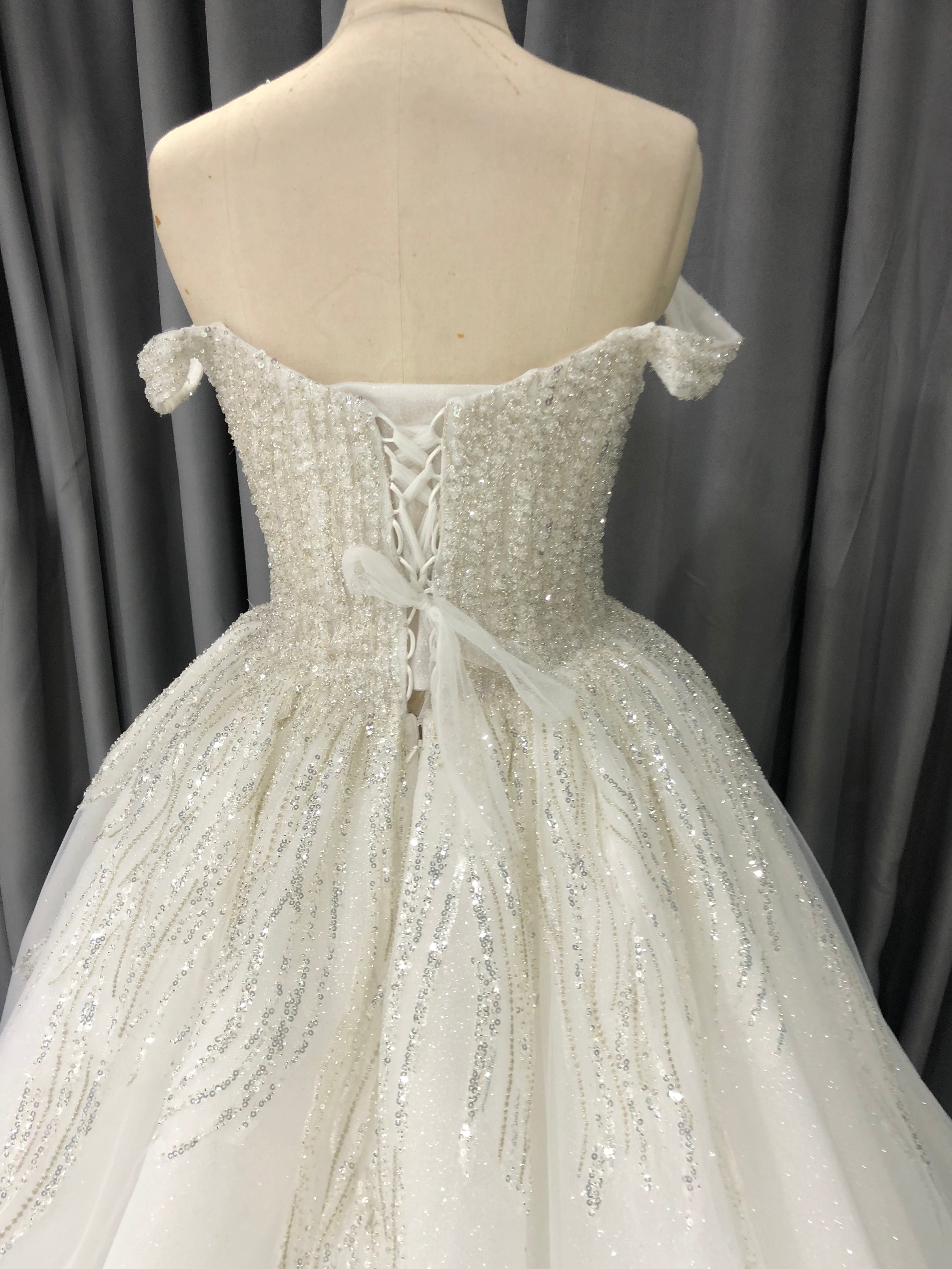 Sweetheart Neck Off The Should Tulle With Lace Appliques A-line Wedding Dress With Train C0016