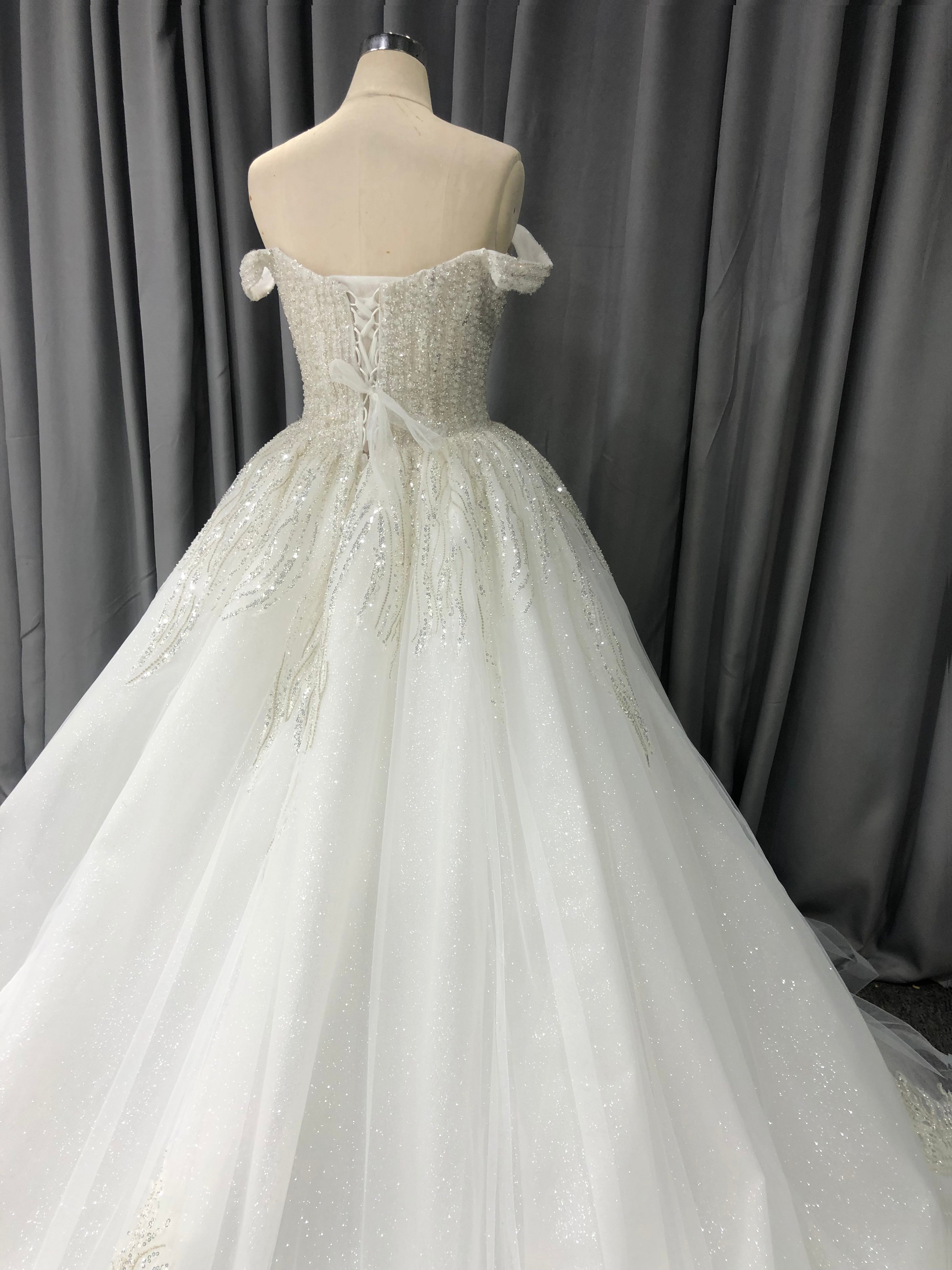 Sweetheart Neck Off The Should Tulle With Lace Appliques A-line Wedding Dress With Train C0016