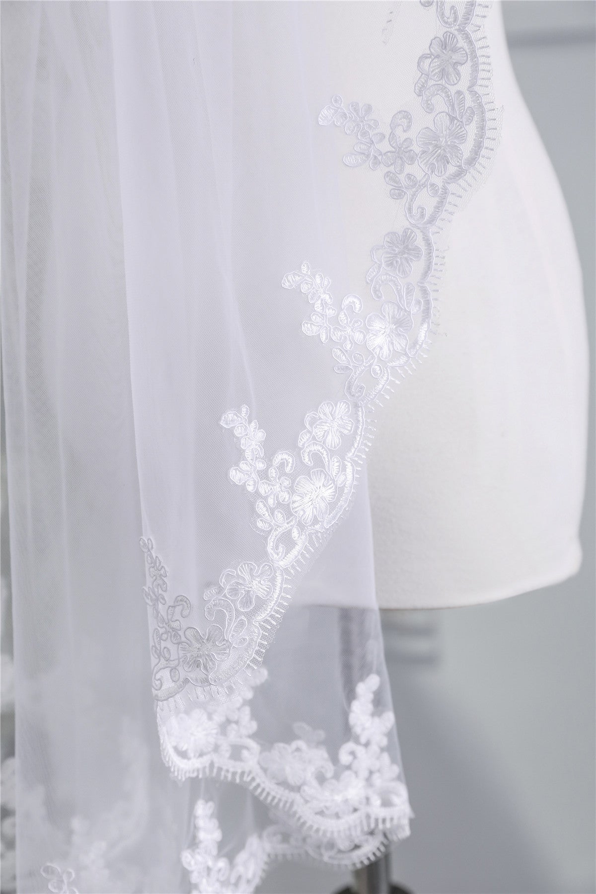 Wedding Veil One-Tier Lace Edge Tulle Fingertip Bridal Veils Appliques TS9007