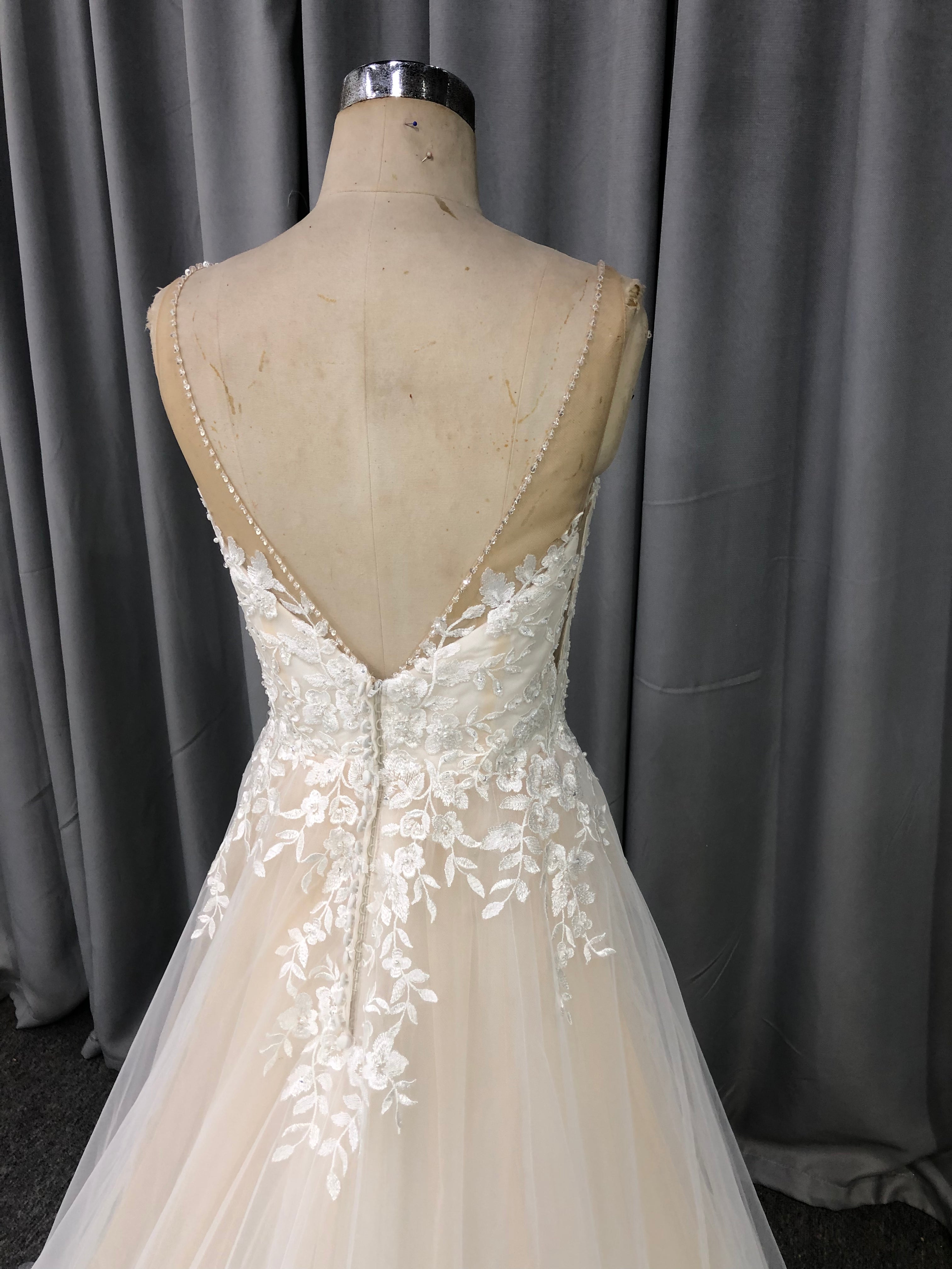 A-Line Deep V-neck Top Lace Tulle Skirt Wedding Dress