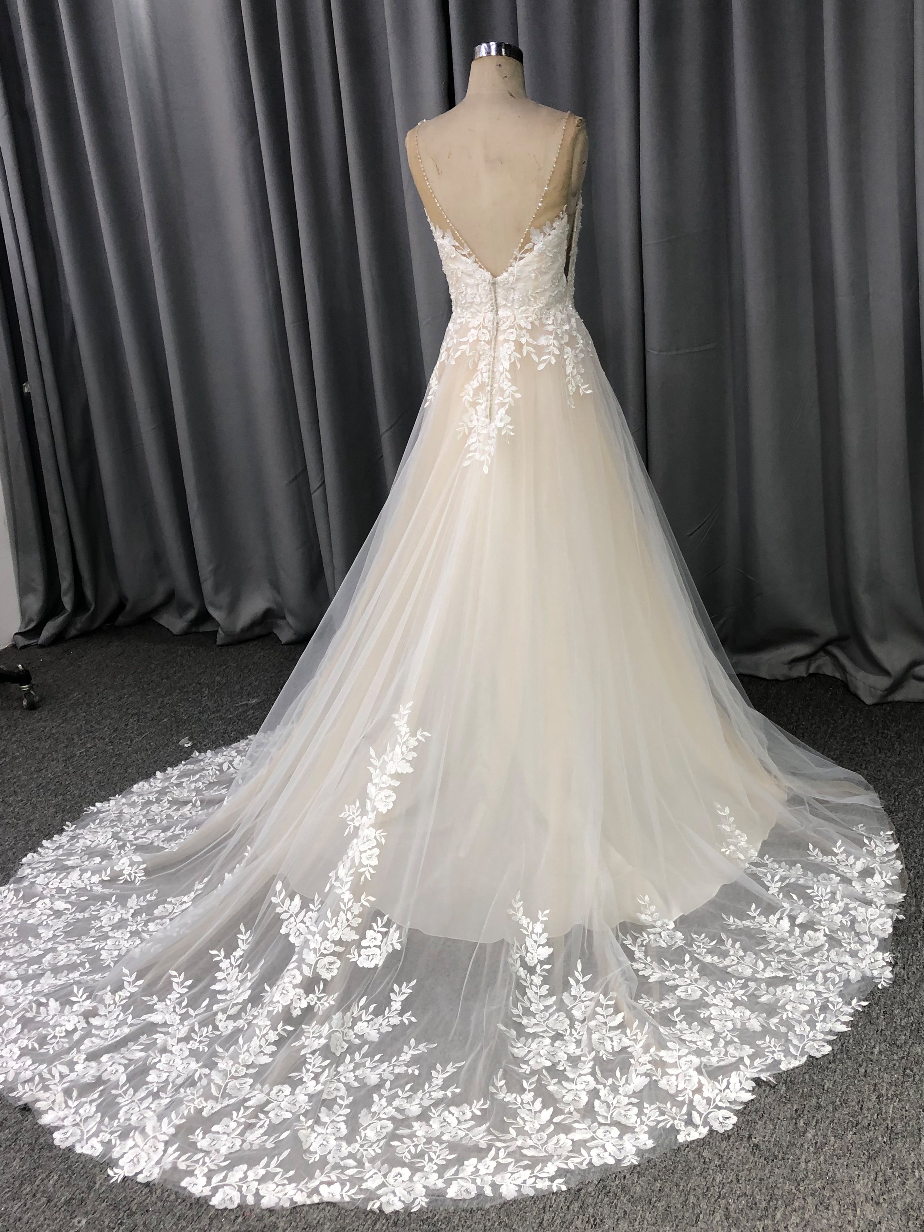 A-Line Deep V-neck Top Lace Tulle Skirt Wedding Dress