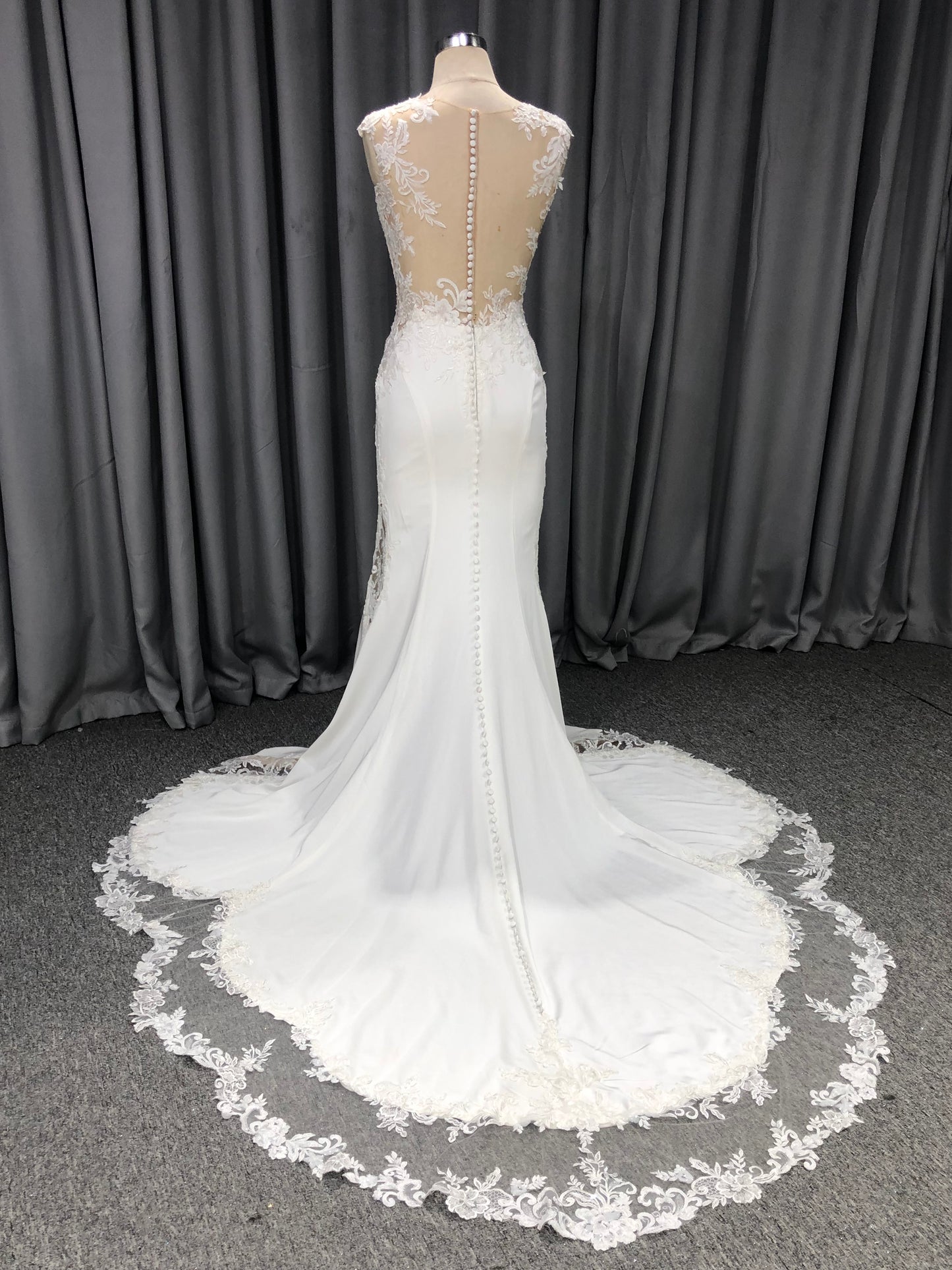 Round Neck Sleeveless Lace Appliques  Mermaid Wedding Dress With Train C0006