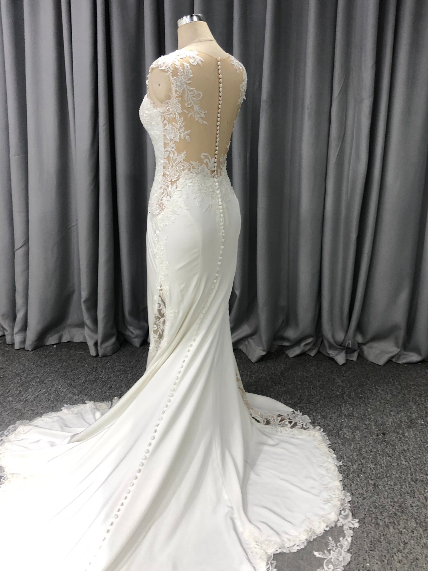 Round Neck Sleeveless Lace Appliques  Mermaid Wedding Dress With Train C0006