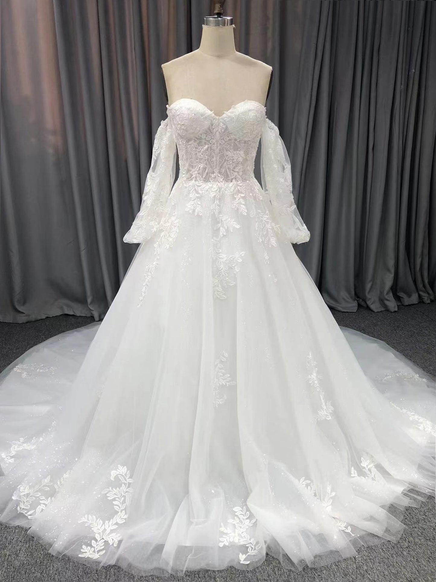 Sweetheart Neck  Off The Should Lace Appliques A-line  Wedding Dress With Train C0008