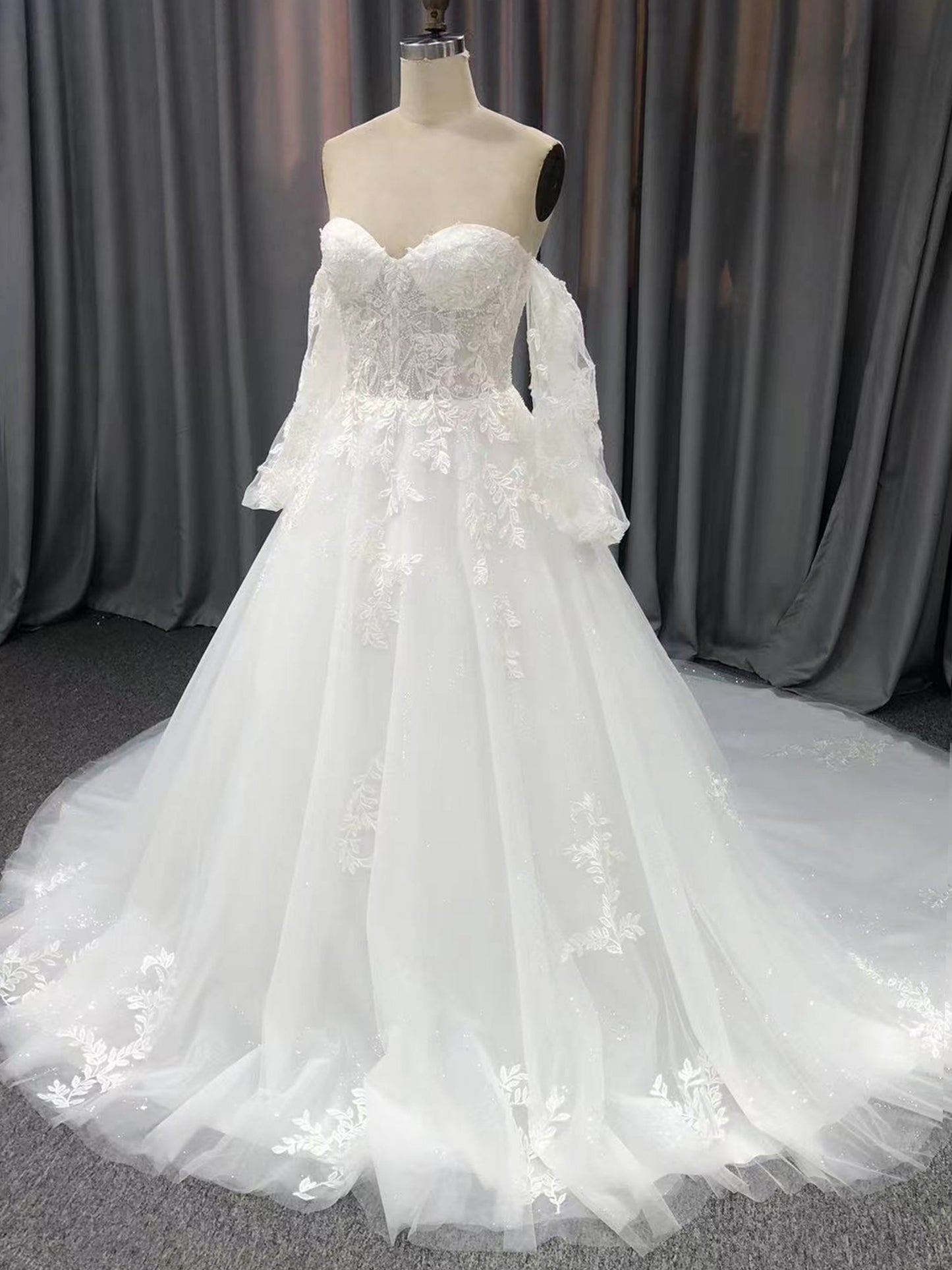 Sweetheart Neck  Off The Should Lace Appliques A-line  Wedding Dress With Train C0008