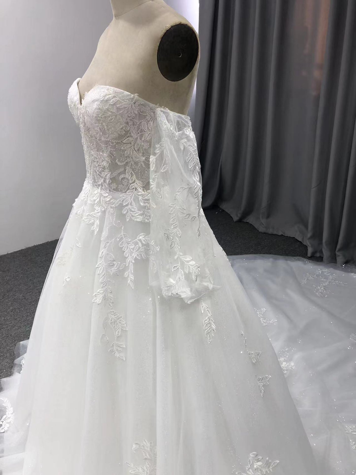 Sweetheart Neck  Off The Should Lace Appliques A-line  Wedding Dress With Train C0008