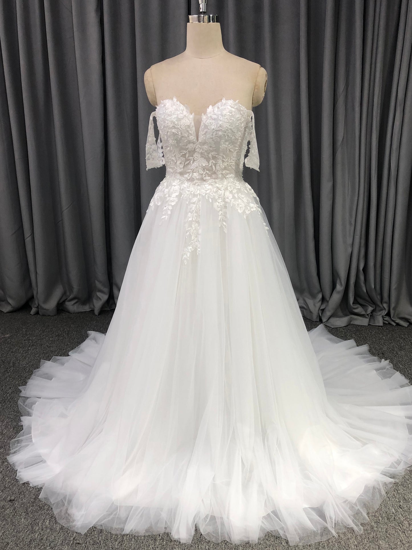 Sweetheart Neck Tulle With  Lace Appliques Wedding Dress With Train C0012