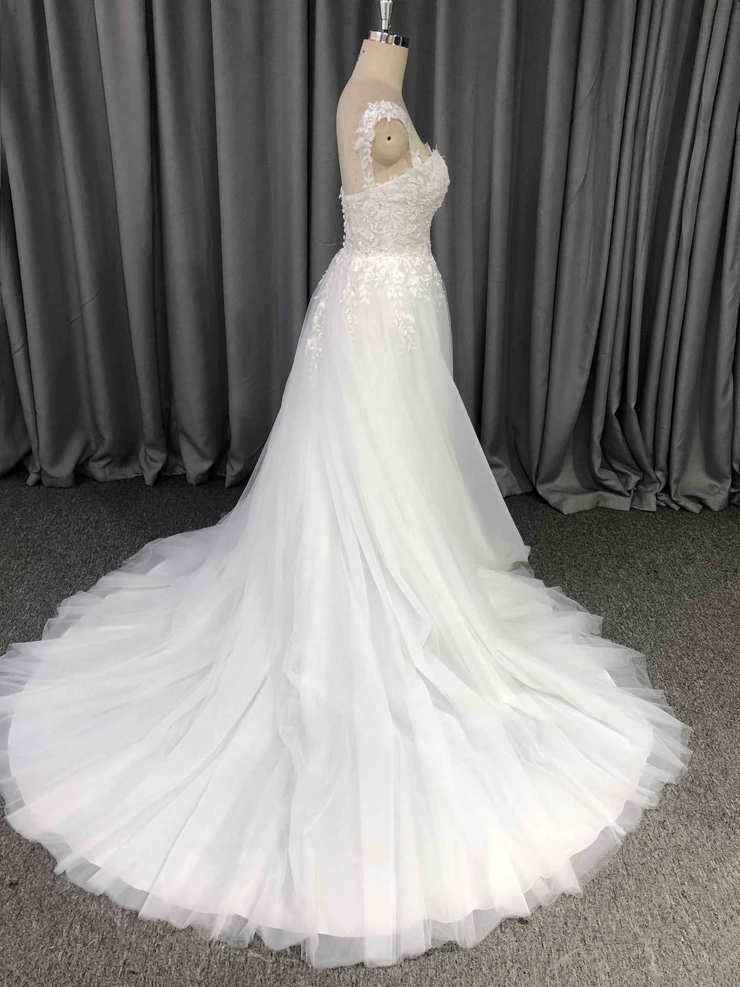 Sweetheart Neck Tulle With  Lace Appliques Wedding Dress With Train C0012