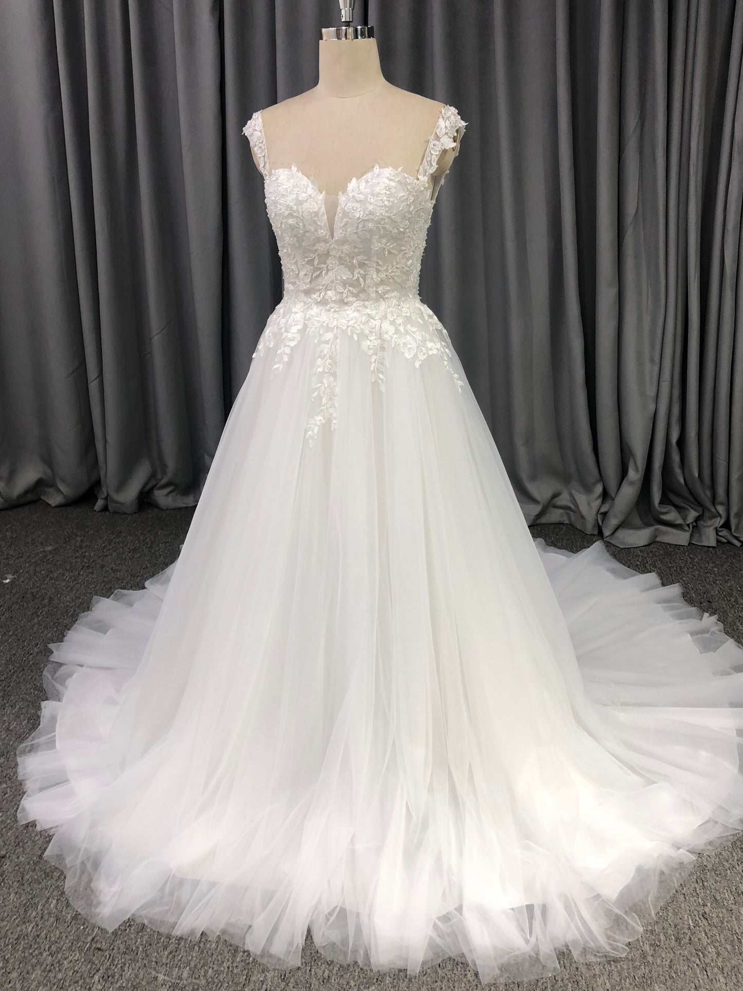 Sweetheart Neck Tulle With  Lace Appliques Wedding Dress With Train C0012