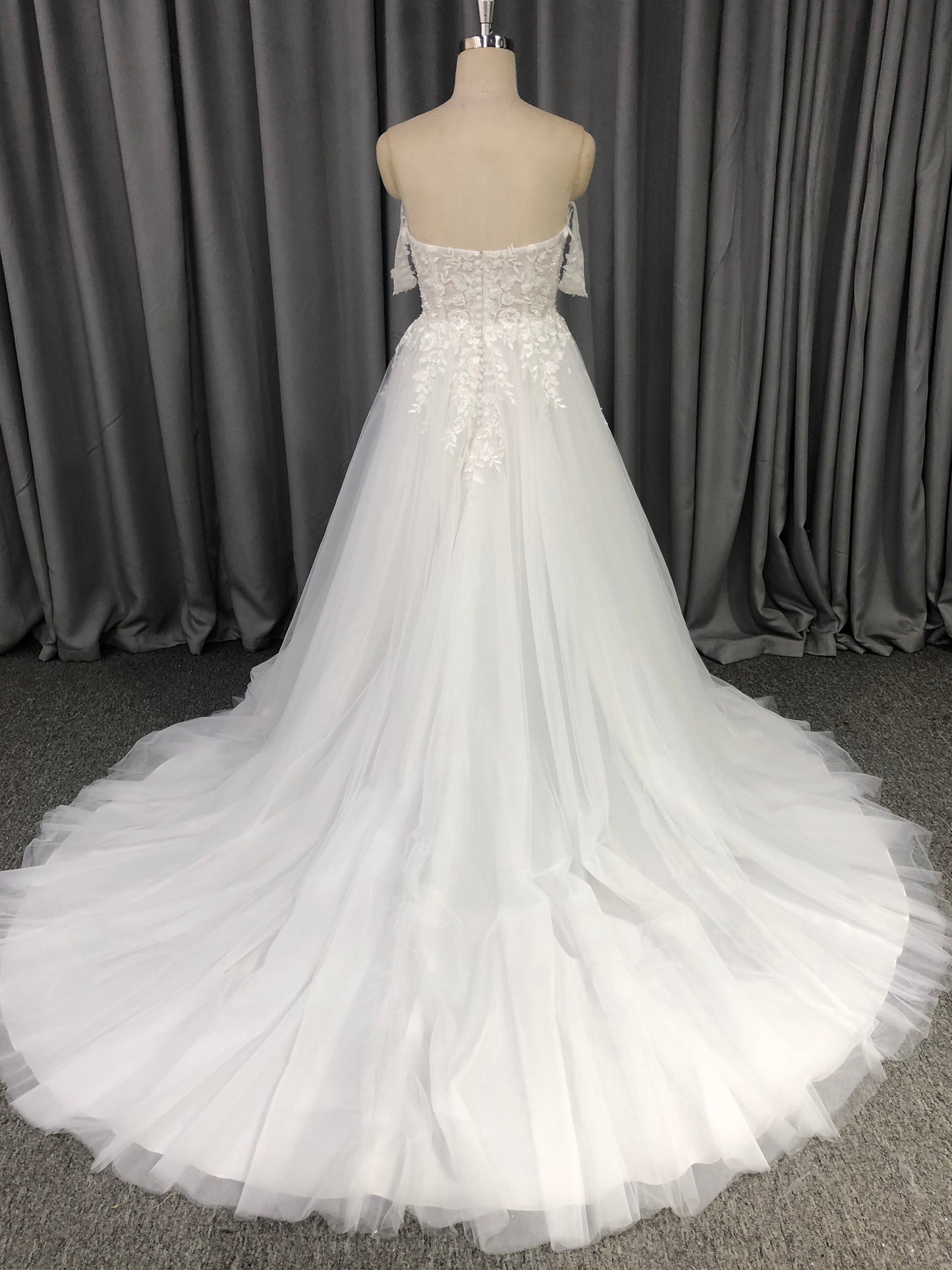 Sweetheart Neck Tulle With  Lace Appliques Wedding Dress With Train C0012