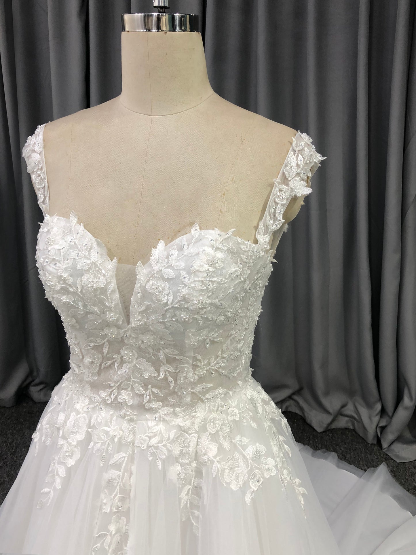 Sweetheart Neck Tulle With  Lace Appliques Wedding Dress With Train C0012