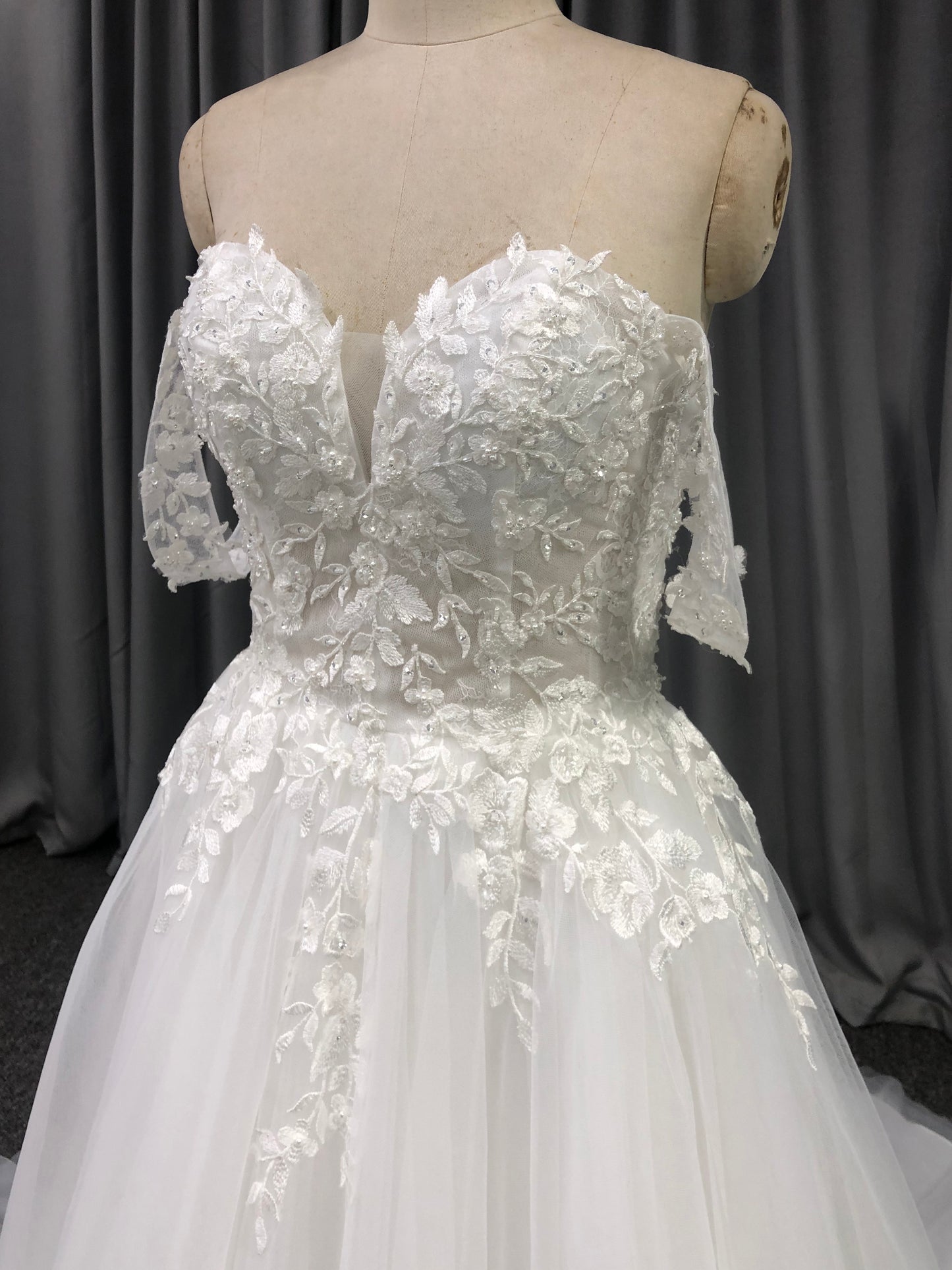 Sweetheart Neck Tulle With  Lace Appliques Wedding Dress With Train C0012