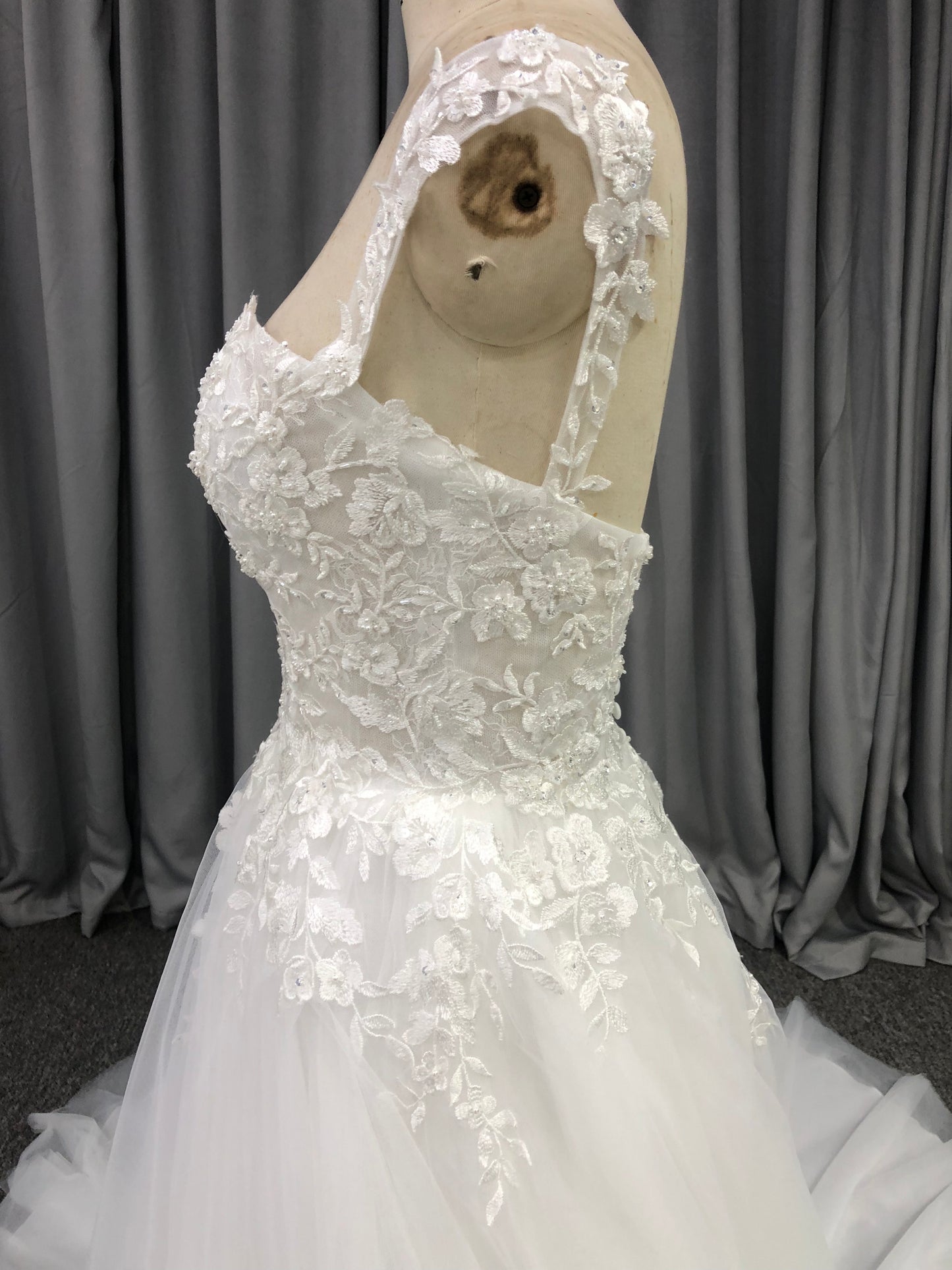 Sweetheart Neck Tulle With  Lace Appliques Wedding Dress With Train C0012