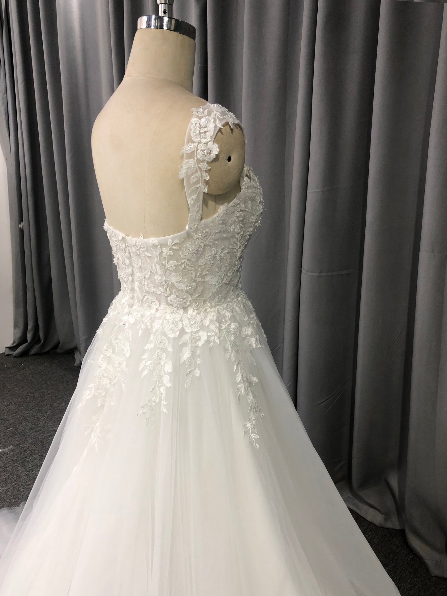 Sweetheart Neck Tulle With  Lace Appliques Wedding Dress With Train C0012