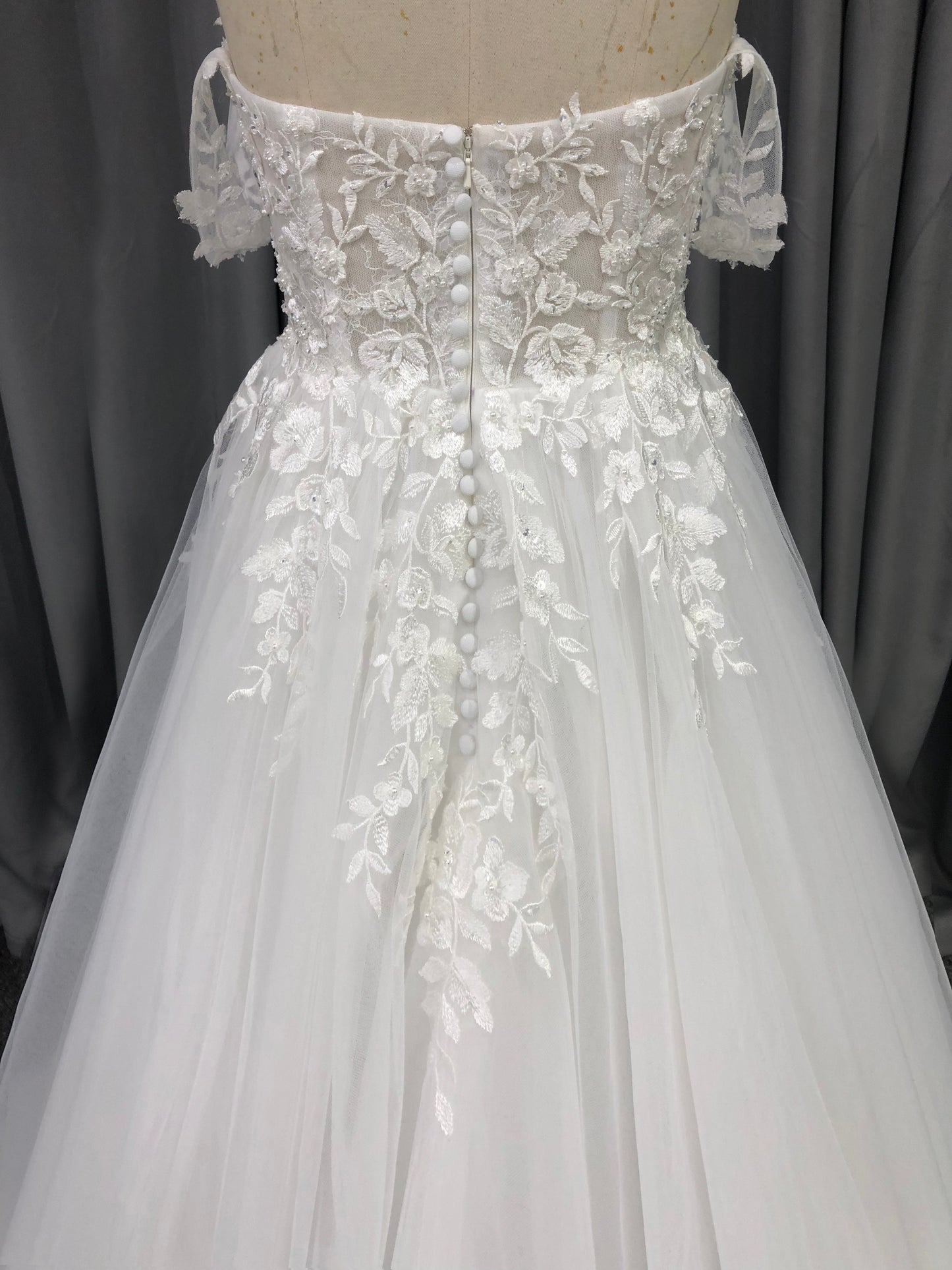 Sweetheart Neck Tulle With  Lace Appliques Wedding Dress With Train C0012