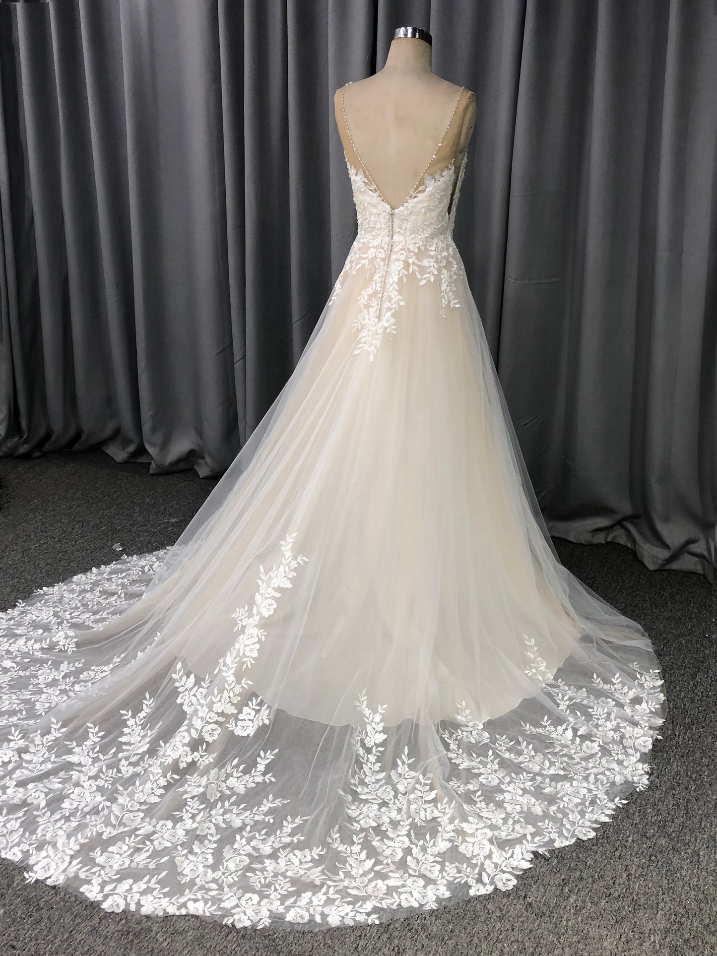 V Neck Tulle With  Lace Appliques A-line Wedding Dress With Train C0013