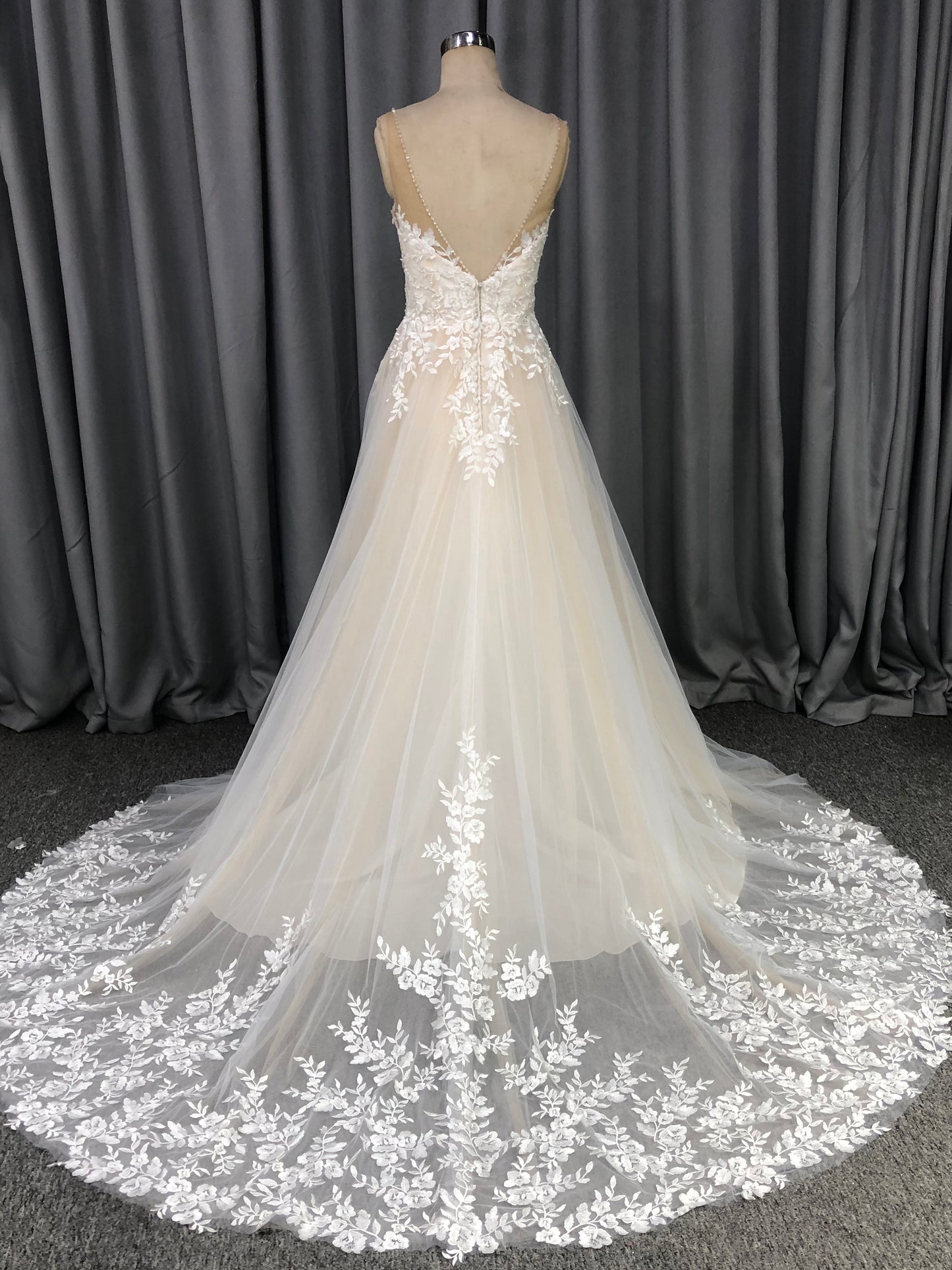 V Neck Tulle With  Lace Appliques A-line Wedding Dress With Train C0013