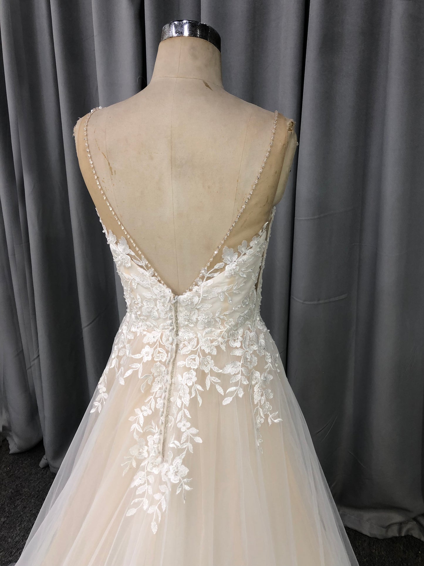 V Neck Tulle With  Lace Appliques A-line Wedding Dress With Train C0013