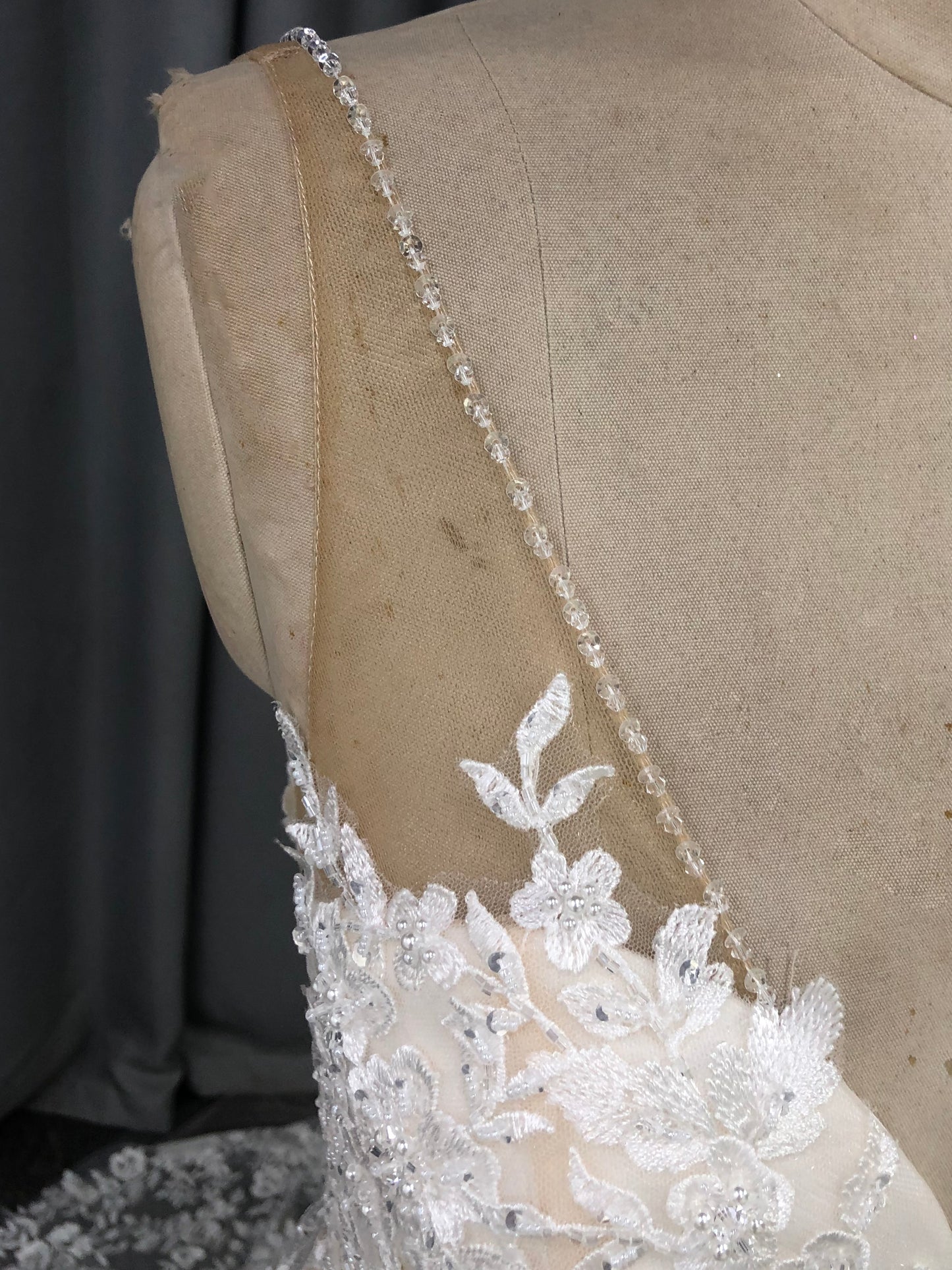 V Neck Tulle With  Lace Appliques A-line Wedding Dress With Train C0013