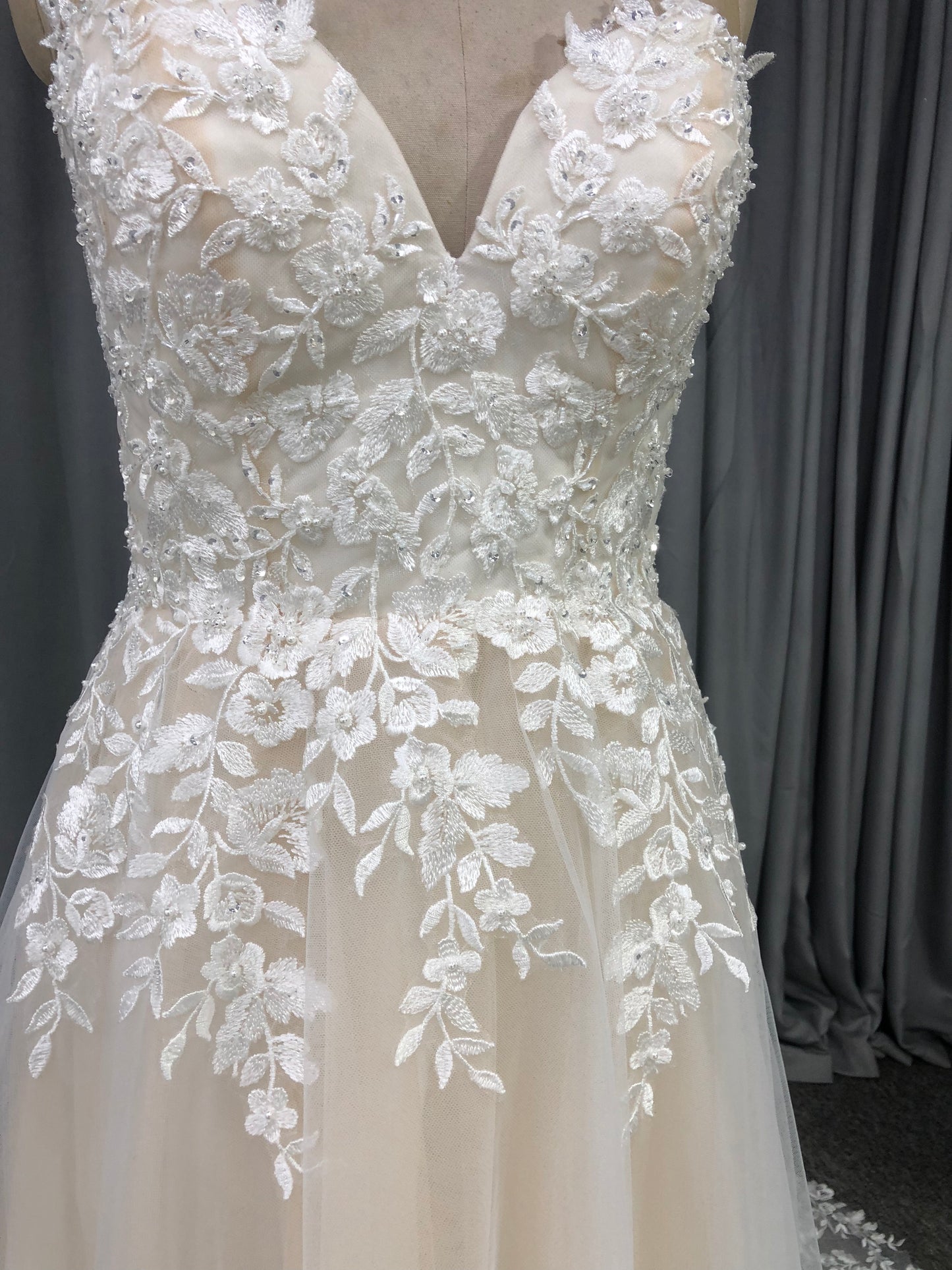V Neck Tulle With  Lace Appliques A-line Wedding Dress With Train C0013