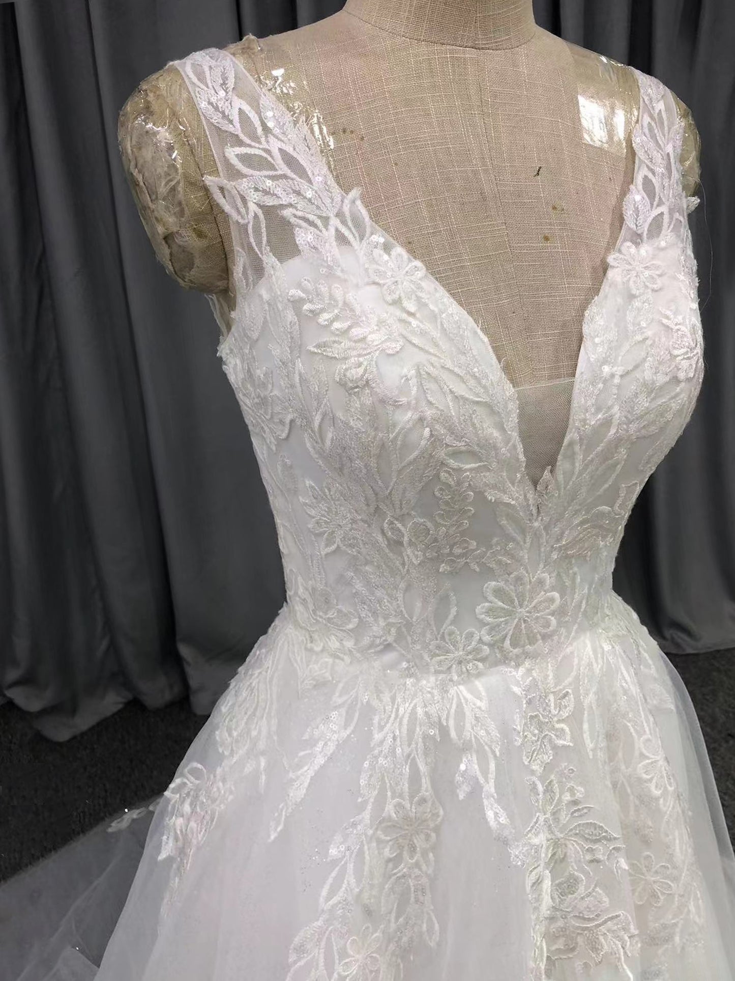 Straps Tulle With Lace Appliques A-line Wedding Dress With Train C0015