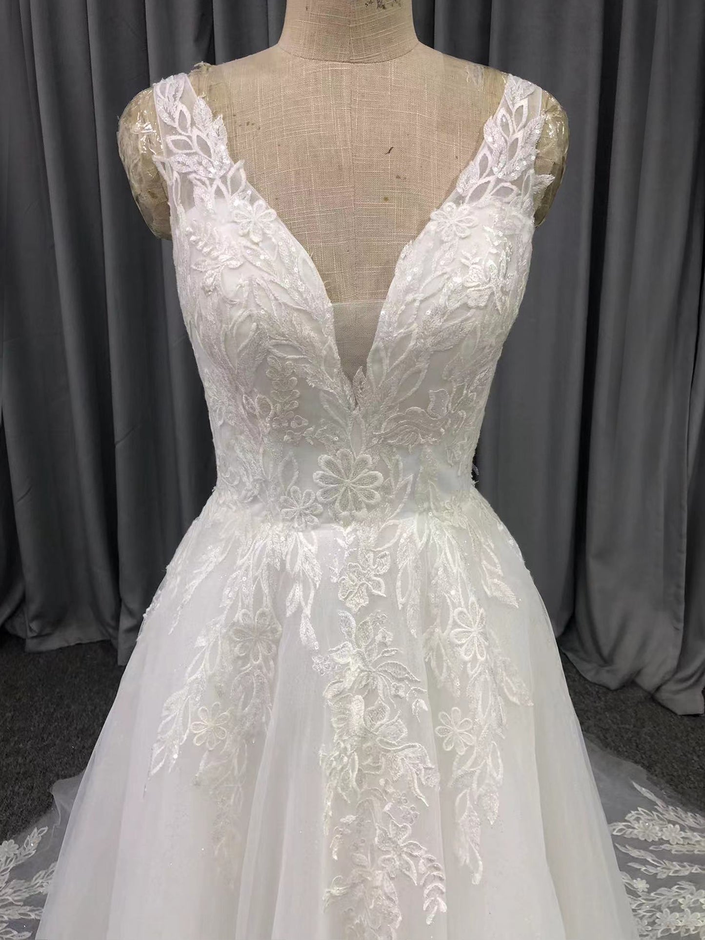 Straps Tulle With Lace Appliques A-line Wedding Dress With Train C0015