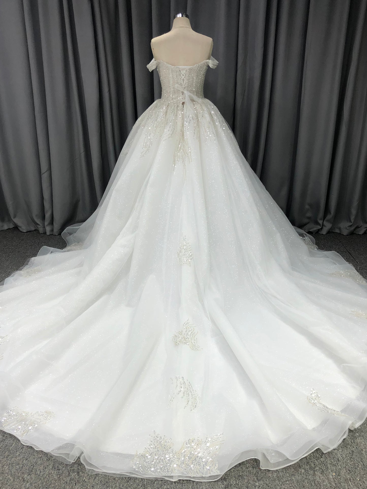 Sweetheart Neck Off The Should  Tulle With Lace Appliques A-line Wedding Dress With Train C0016
