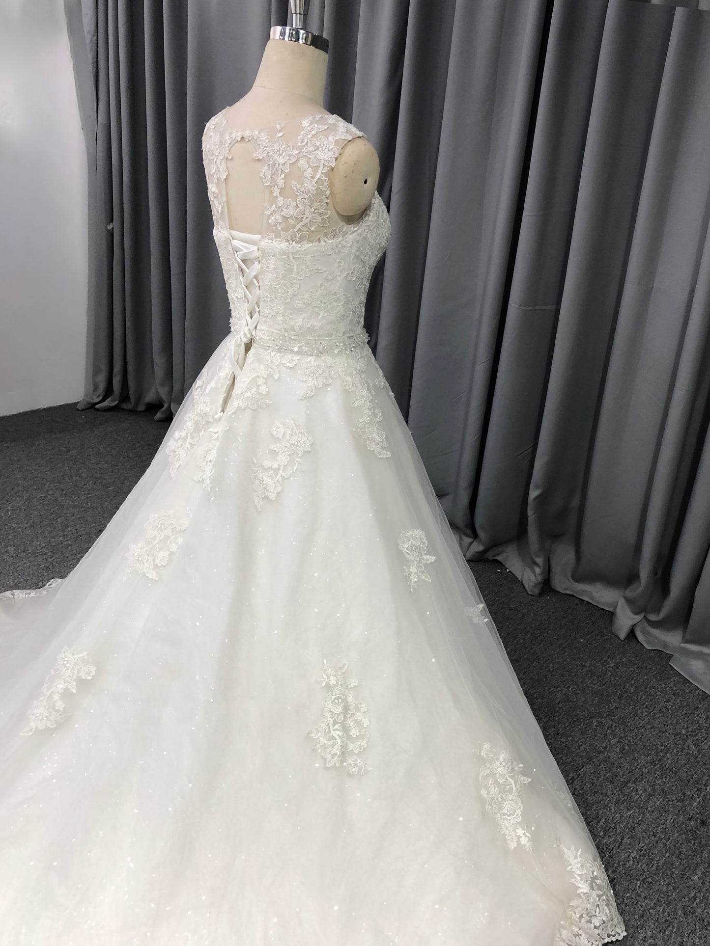 Round Neck Tulle With  Lace  Appliques A-line Wedding Dress With Train C0018