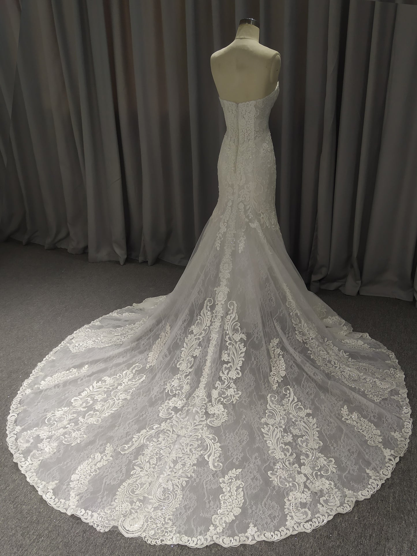 Sweetheart Neck  Lace Mermaid  Wedding Dress With  Train C0030