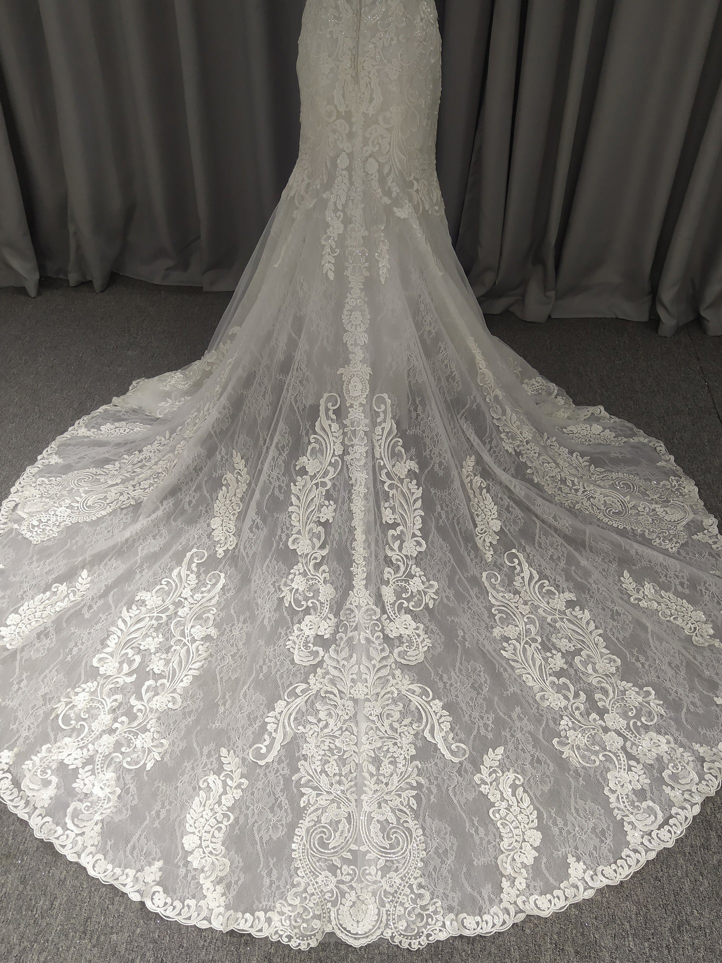 Sweetheart Neck  Lace Mermaid  Wedding Dress With  Train C0030