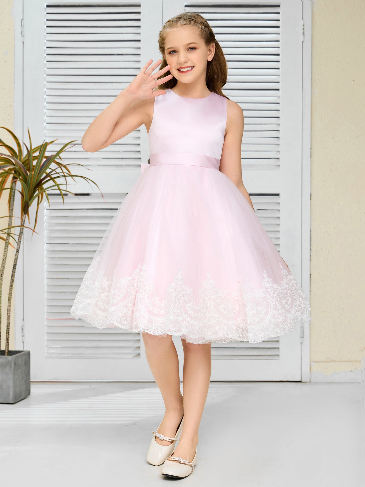 Sleeveless Lace Appliques Tulle Flower Girl Dress with Bow-Knot