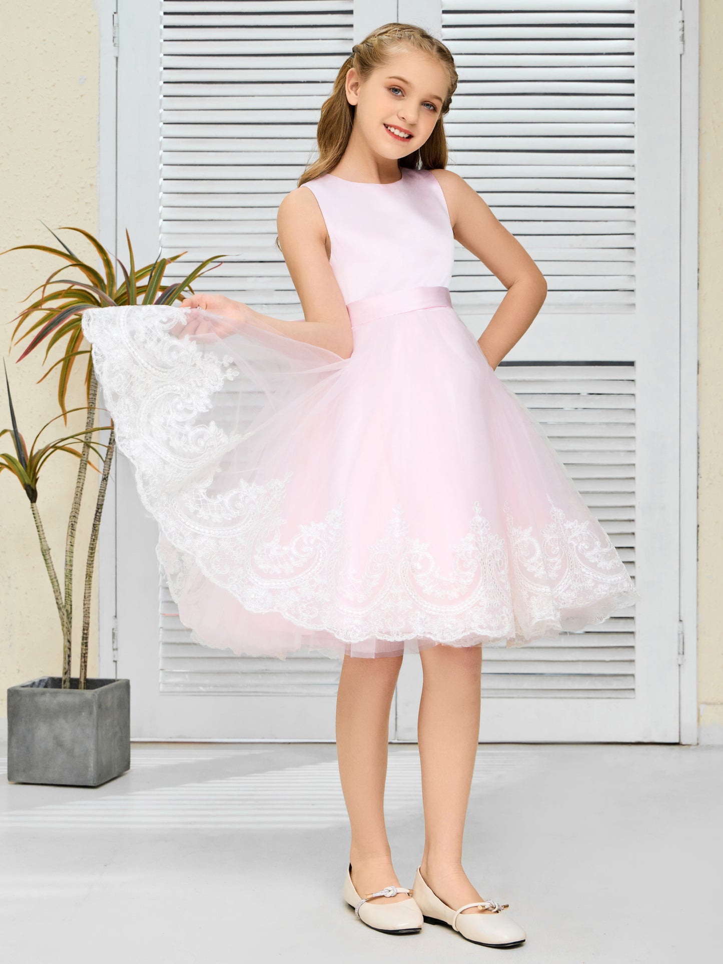 Sleeveless Lace Appliques Tulle Flower Girl Dress with Bow-Knot