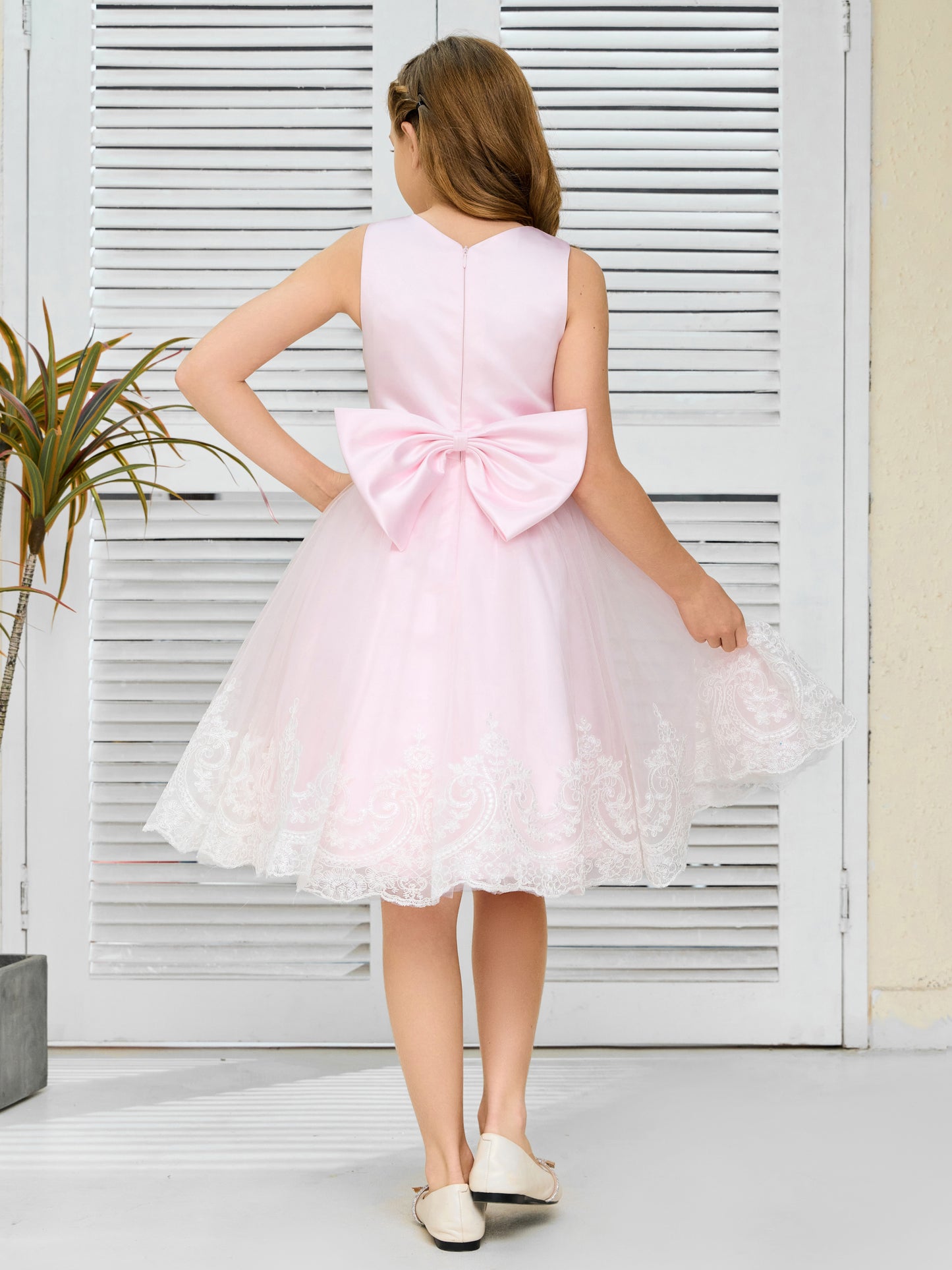 Sleeveless Lace Appliques Tulle Flower Girl Dress with Bow-Knot