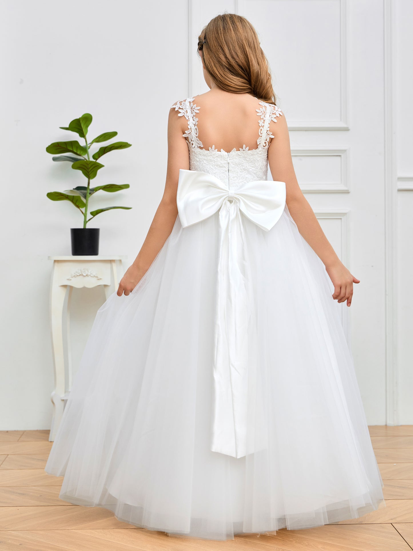 Chic Lace Appliques Sleeveless Tulle Flower Girl Dress with Bow-Knot