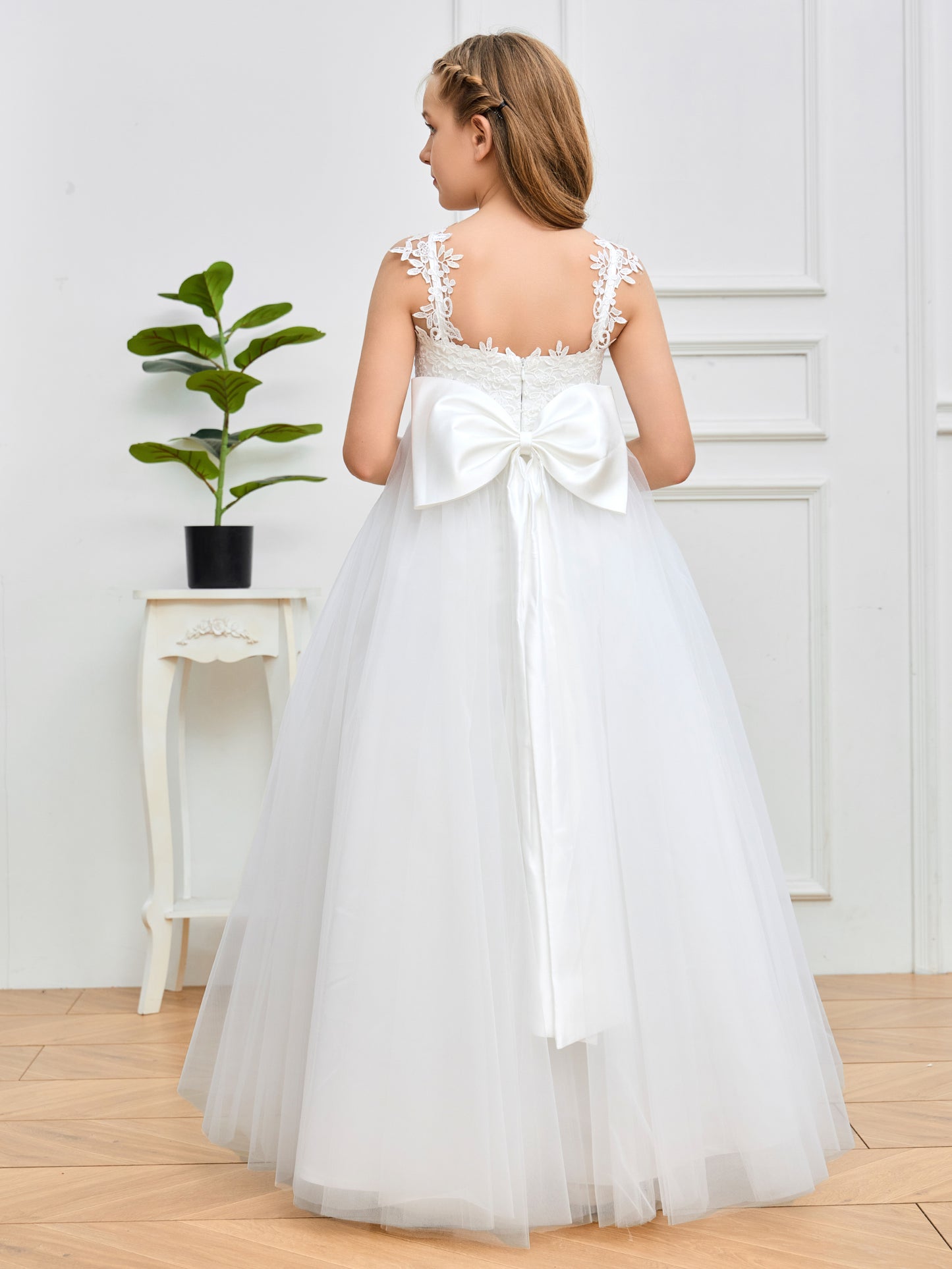 Chic Lace Appliques Sleeveless Tulle Flower Girl Dress with Bow-Knot